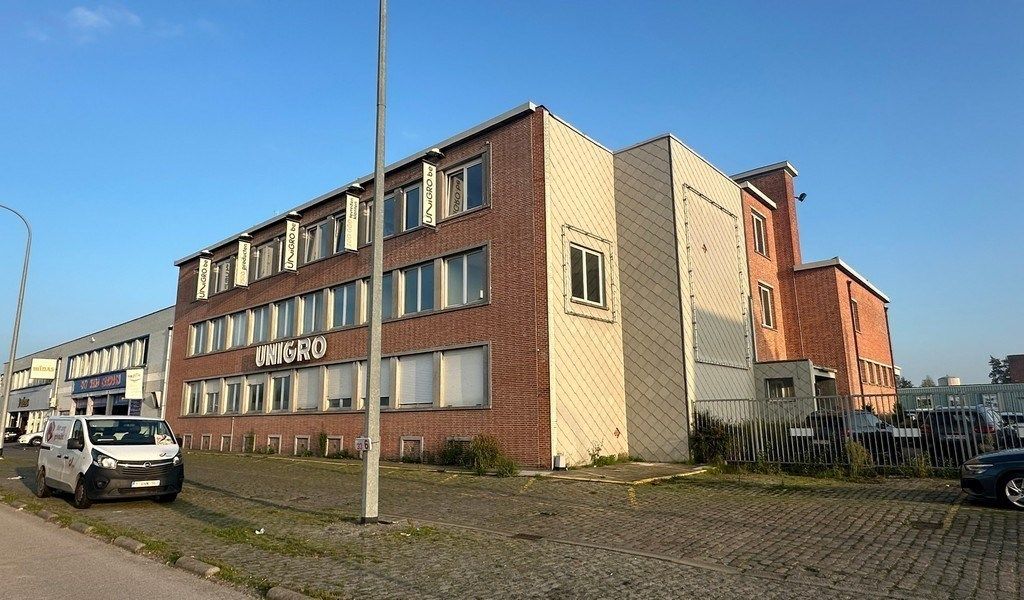 Mooi ingerichte kantoren met opslagmogelijkheid te huur in Sint-Niklaas foto {{pictureIndex}}