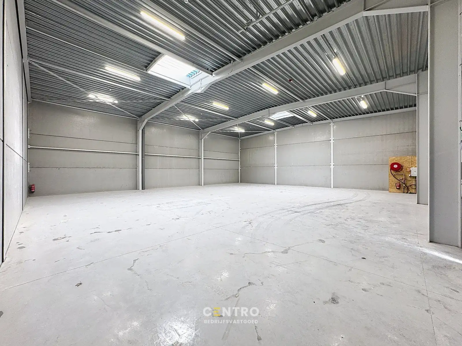 NB KMO-UNIT (359,8m²) te koop met 2 private parkeerplaatsen voor de deur, elektrische sectionaalpoort en sanitair blok op industriezone "Herdersbrug" te 8000 Brugge foto 3