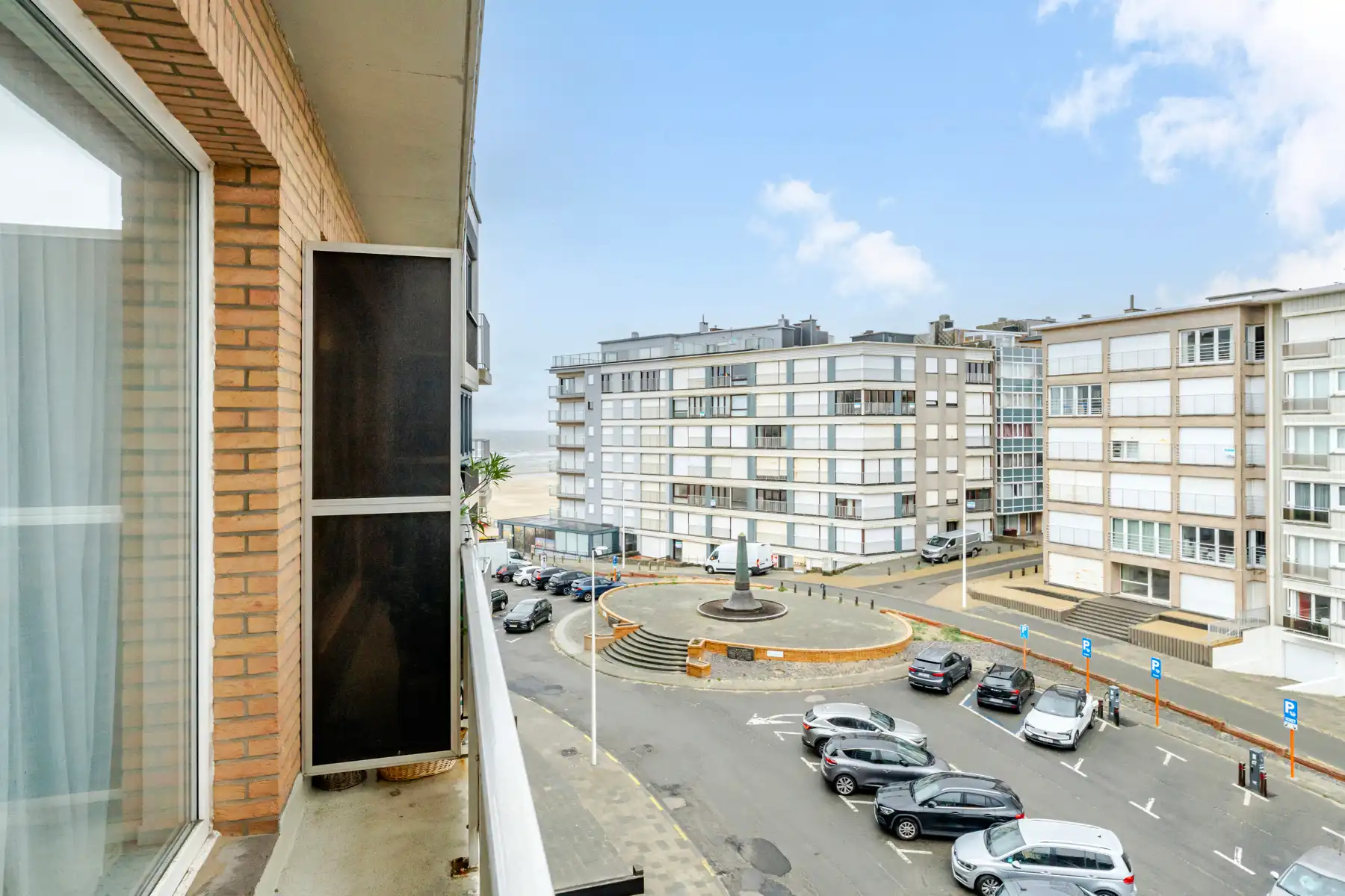 Stijlvol gerenoveerd appartement met zijdelings zeezicht foto 15