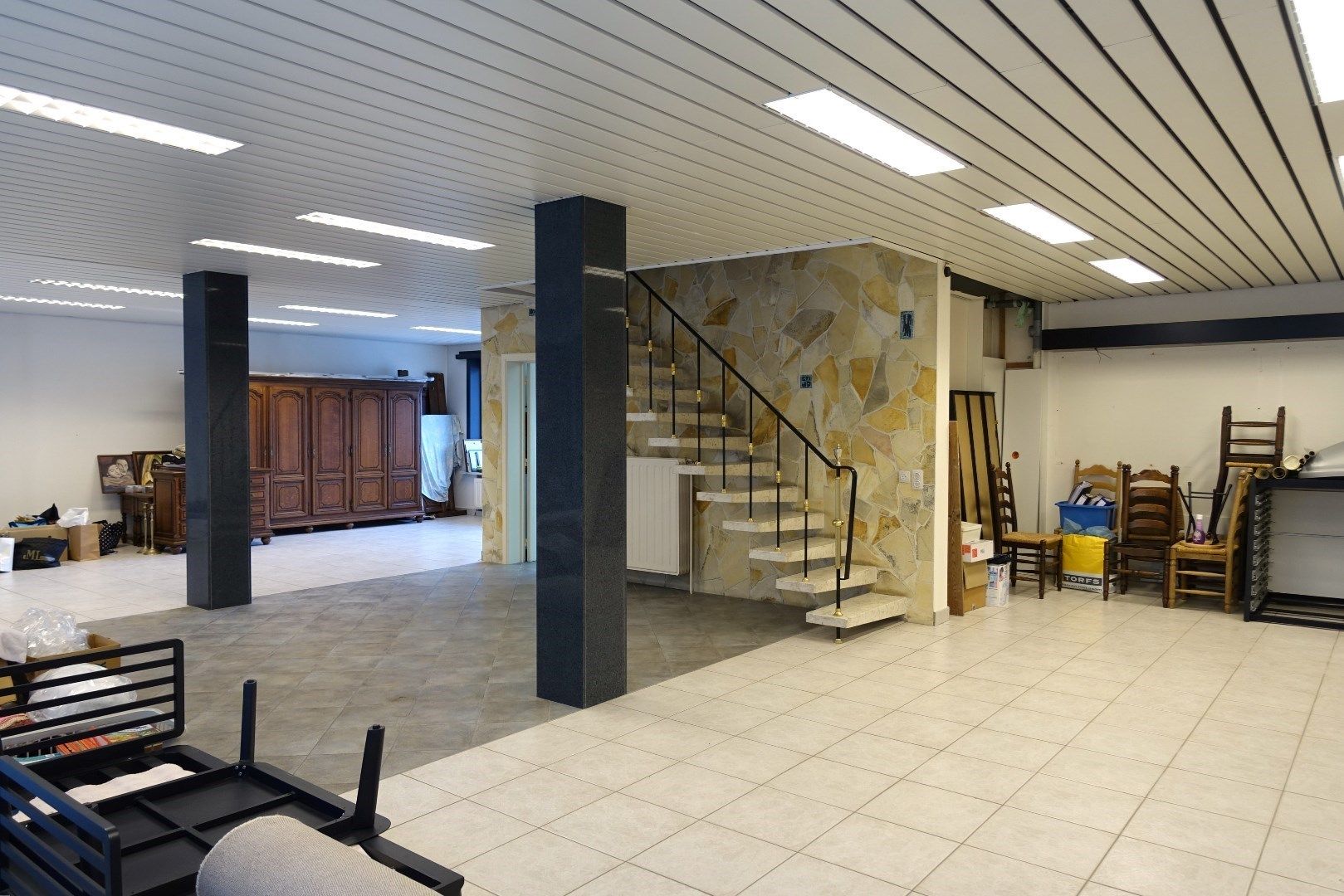 Op te frissen handelspand met woonst en garages op een uitstekende locatie in centrum Oudenburg foto 6