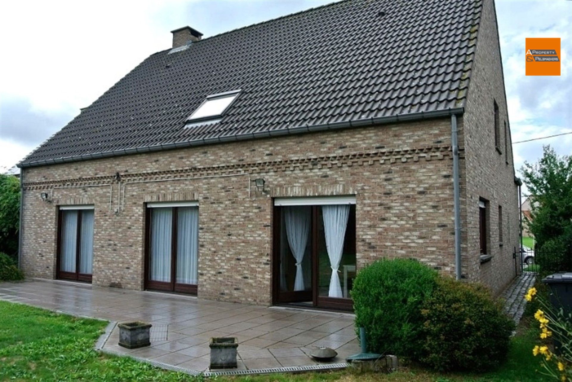 Ruime villa  met 5 slpk, garage en grote tuin foto 3