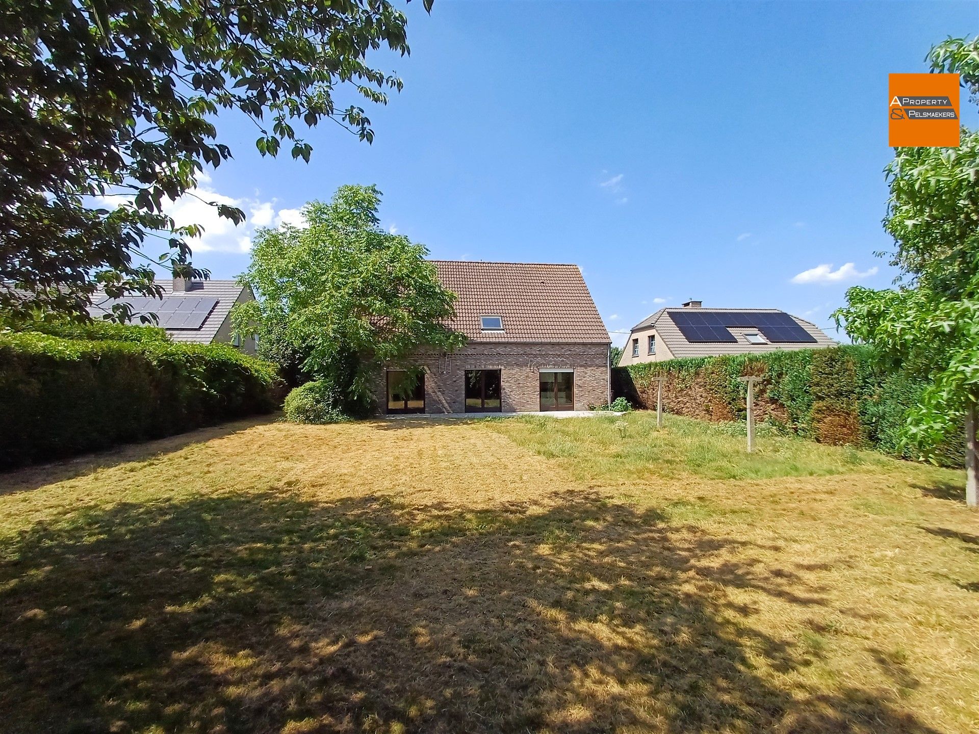 Ruime villa  met 5 slpk, garage en grote tuin foto 3