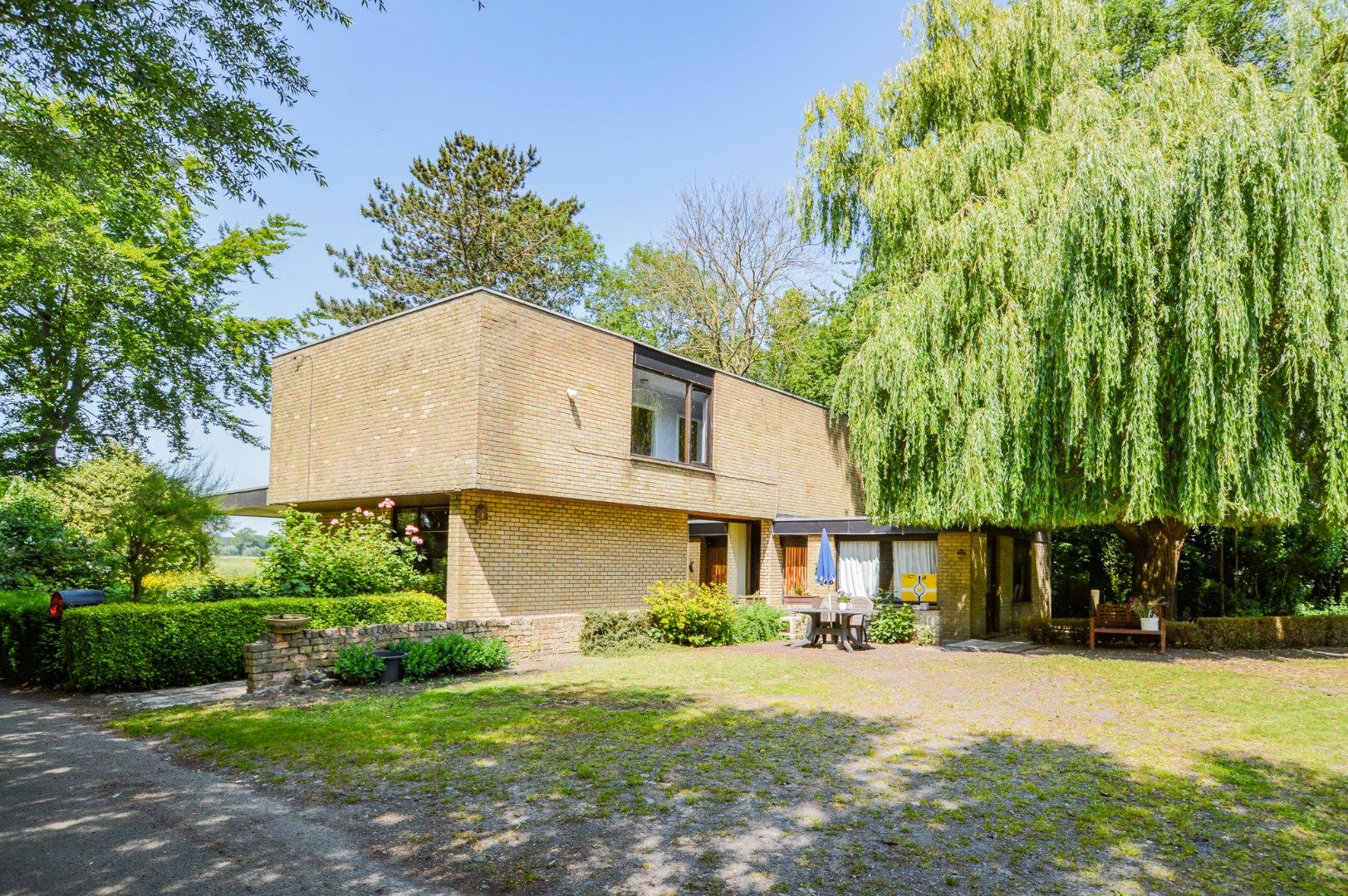 Te renoveren villa met bijgebouwen op landelijke ligging foto 3