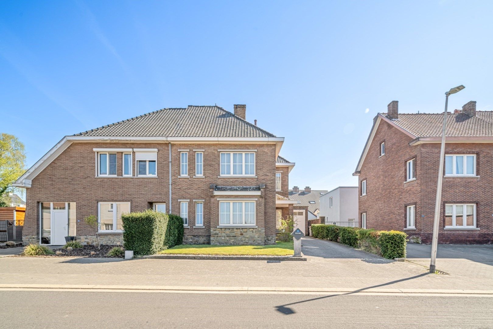 Halfvrijstaande woning met garage en ruime achterliggende polyvalente ruimte (148 m²) foto 2