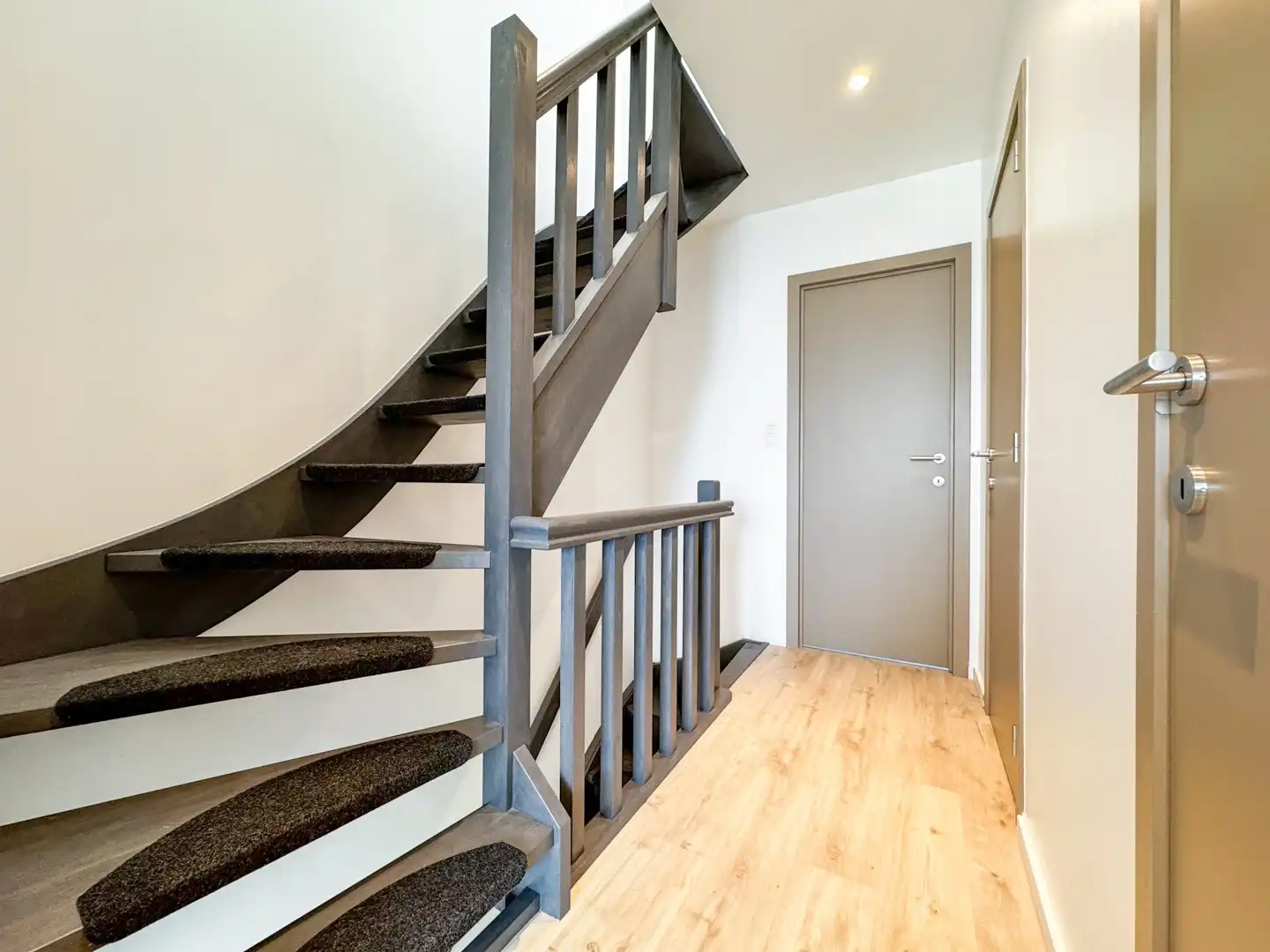 Mooi afgewerkte rijwoning met 3 slaapkamers, tuin en garage op toplocatie! foto 12