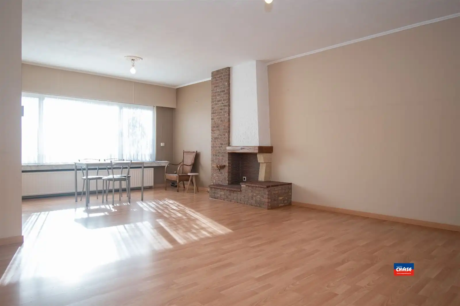 !!! VERKOCHT ONDER VOORWAARDEN !!! Gelijkvloersapp. met 2 slpks, tuin + garage foto {{pictureIndex}}