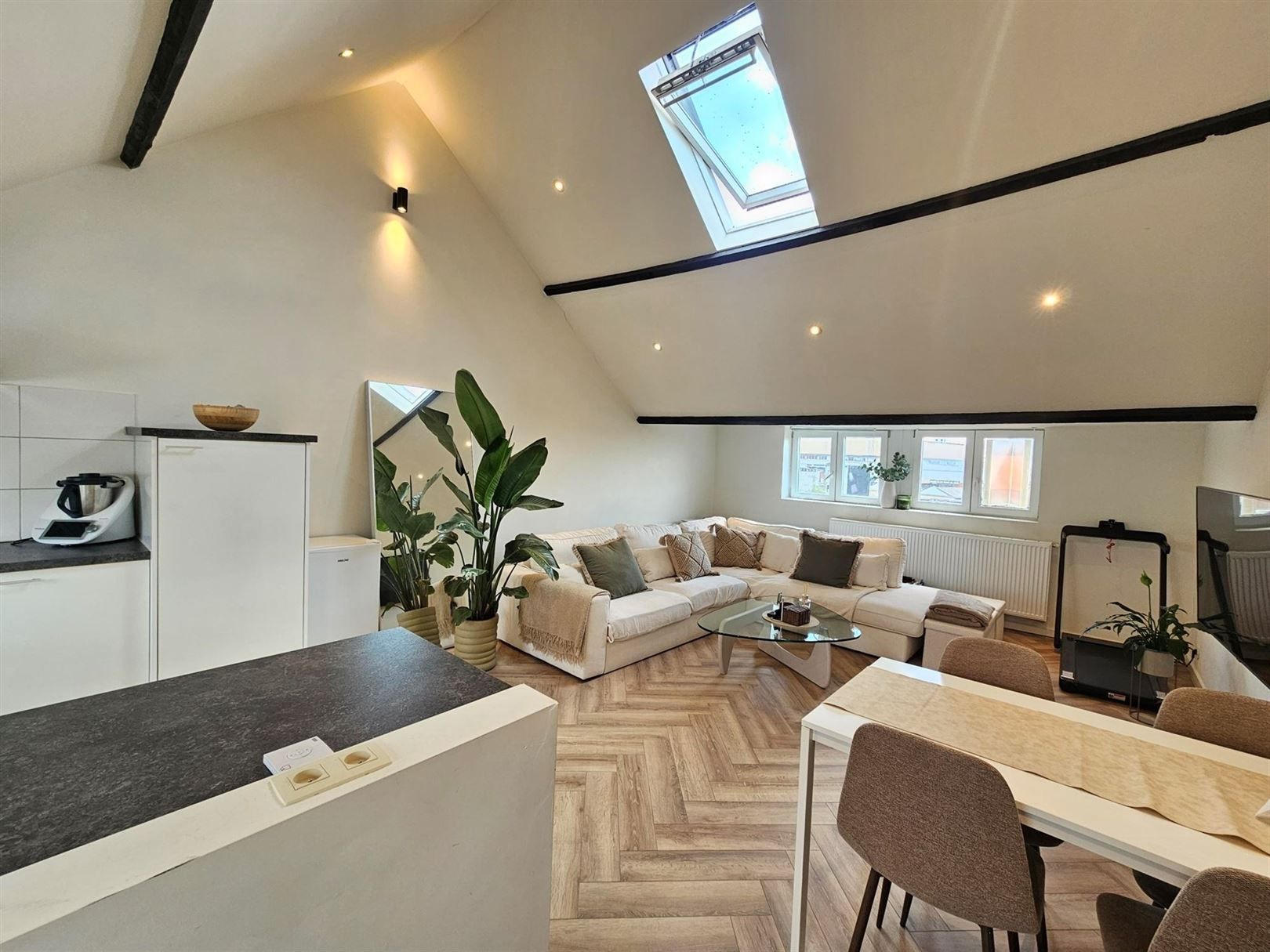 Appartement op derde verdieping in een voormalig herenhuis. foto {{pictureIndex}}