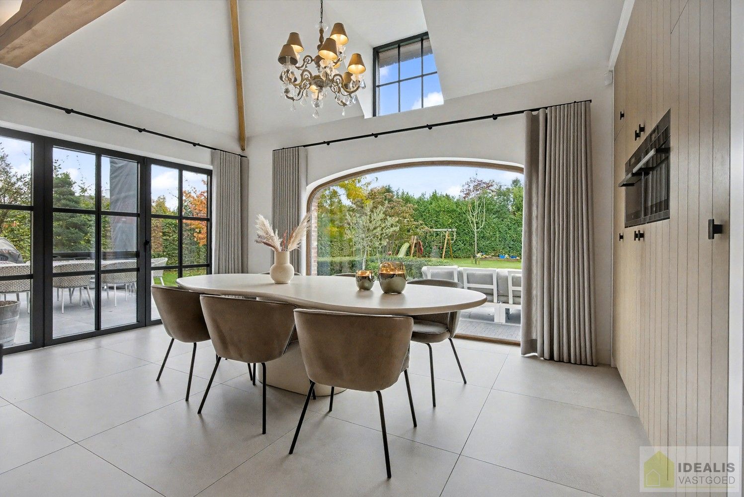IDEALIS VASTGOED - BIJZONDERE EN HOOGWAARDIG AFGEWERKTE VILLA OP GEGEERDE LOCATIE foto 23