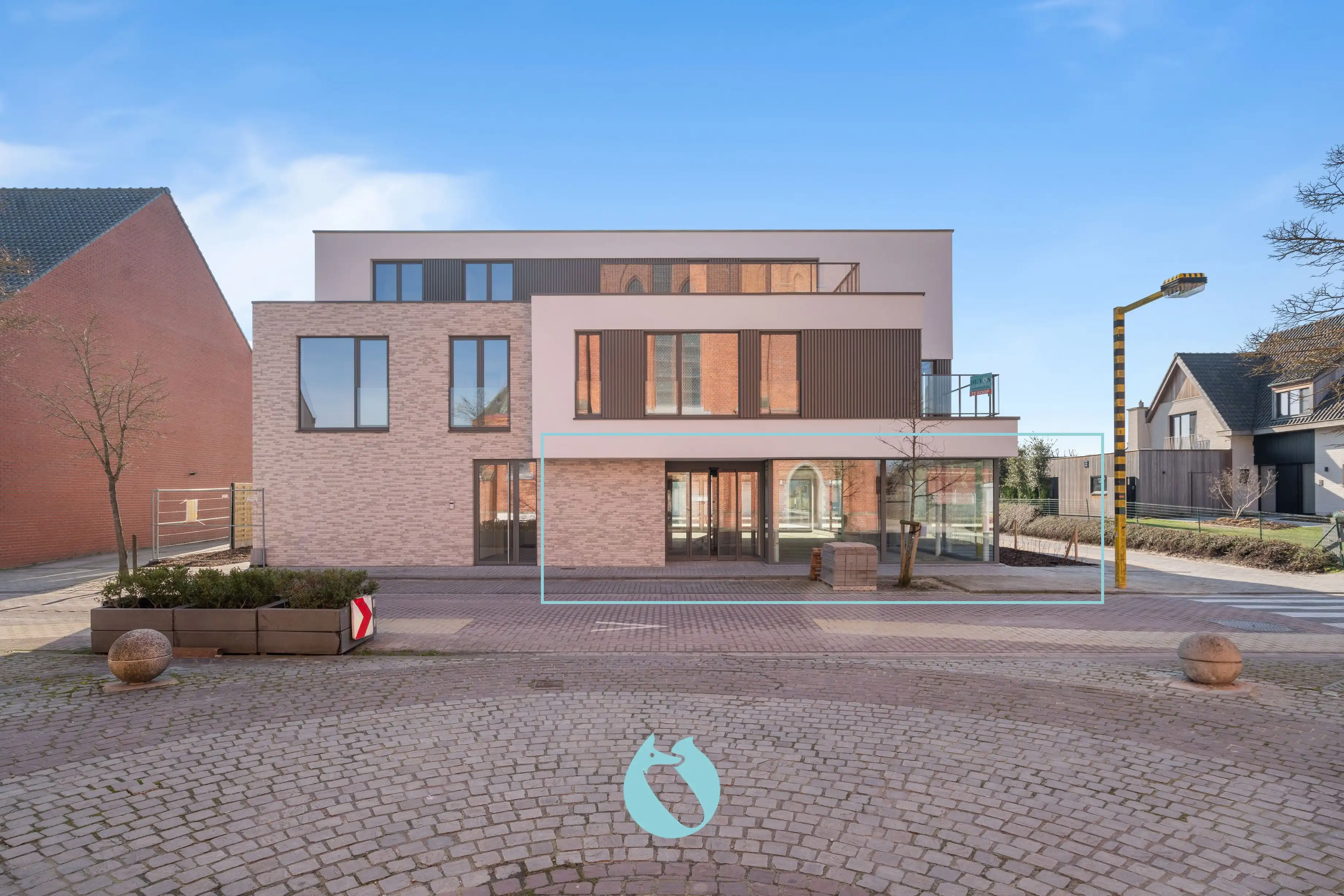 Multifunctioneel handelspand (360m²) met zonneterras (160m²) foto {{pictureIndex}}
