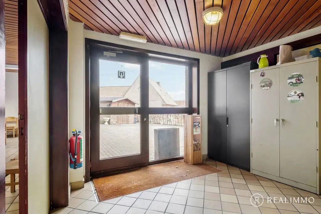 Polyvalente handelsruimte met ruime parking foto 5