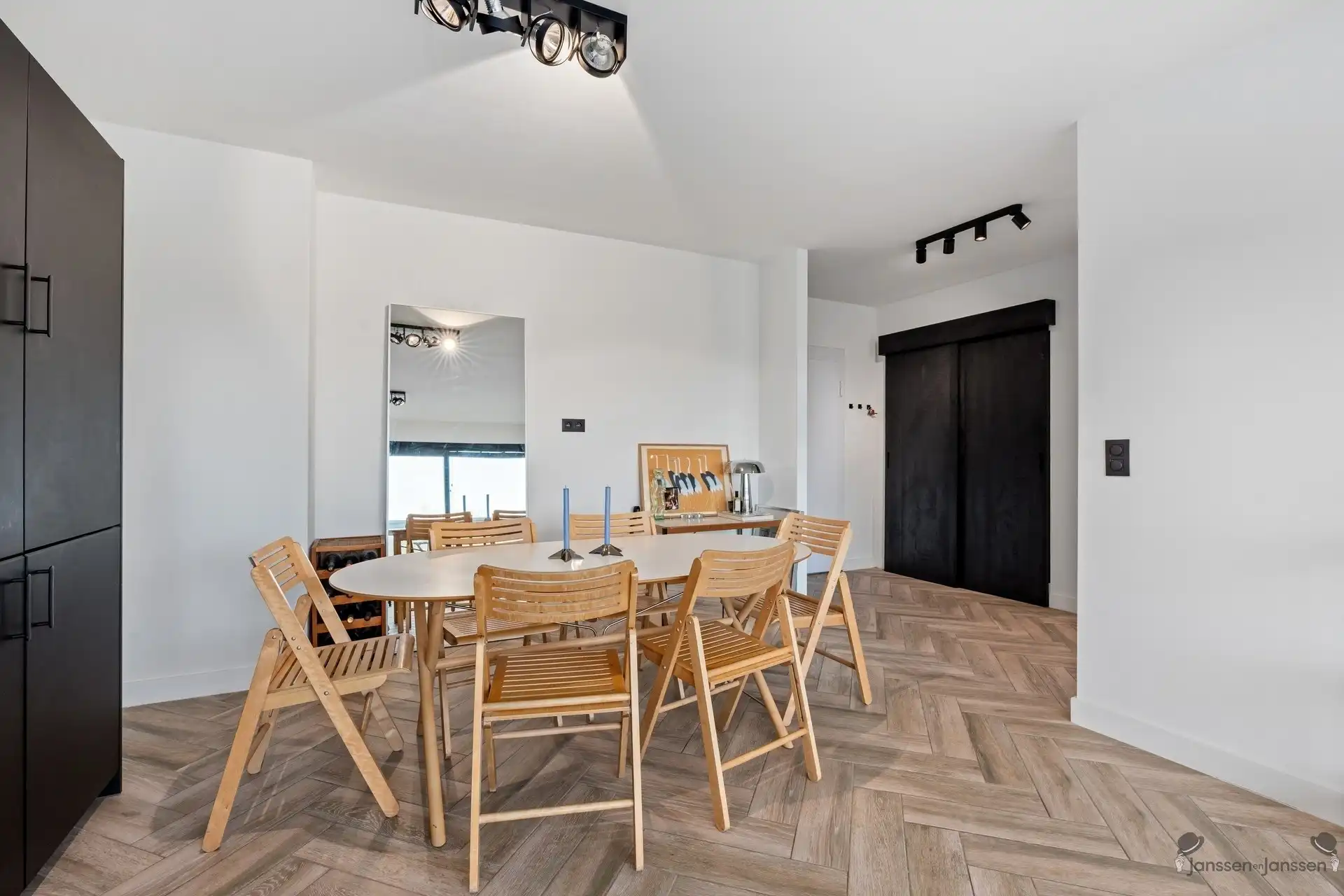 Gerenoveerd appartement met ruim terras foto 5