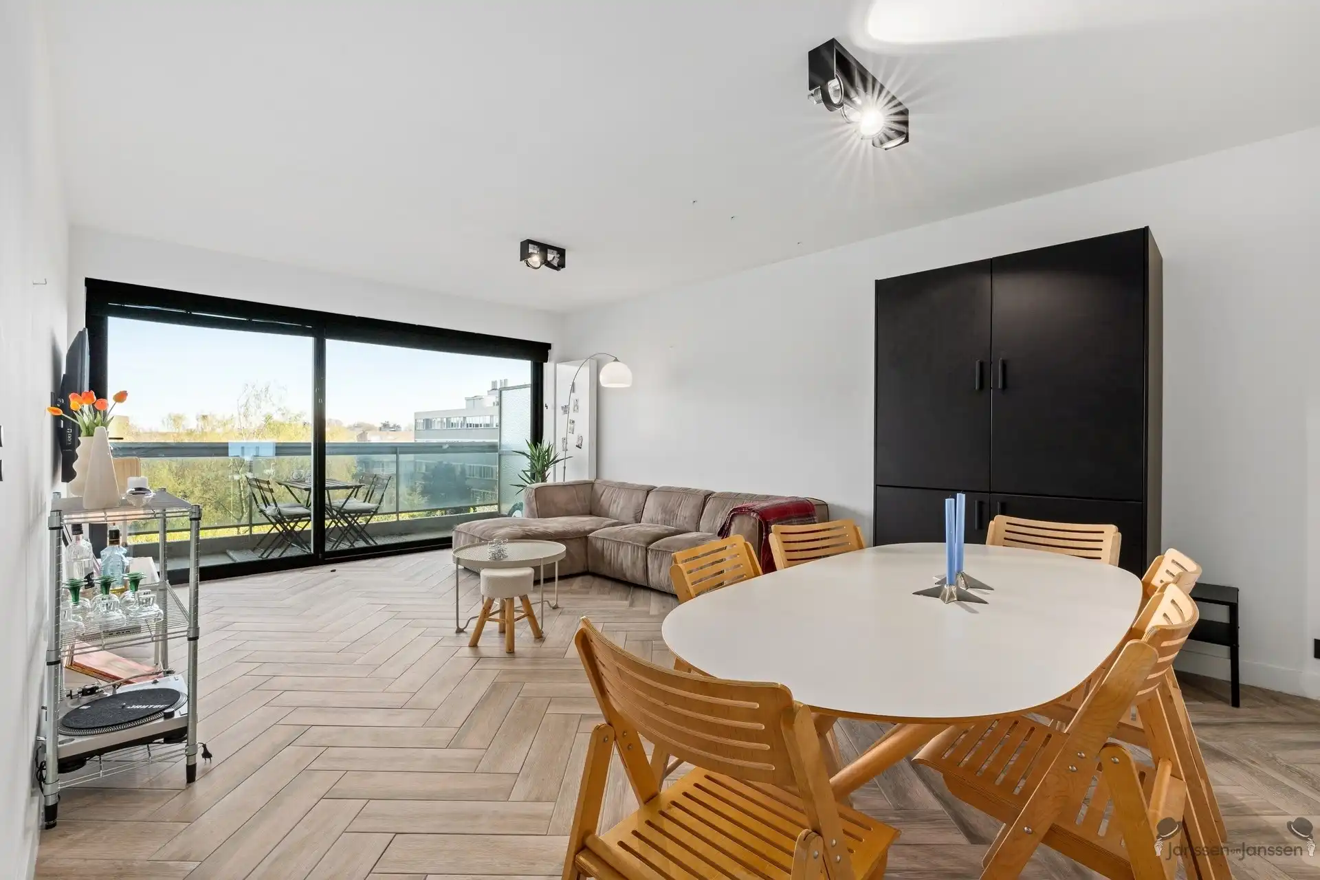 Gerenoveerd appartement met ruim terras foto 5