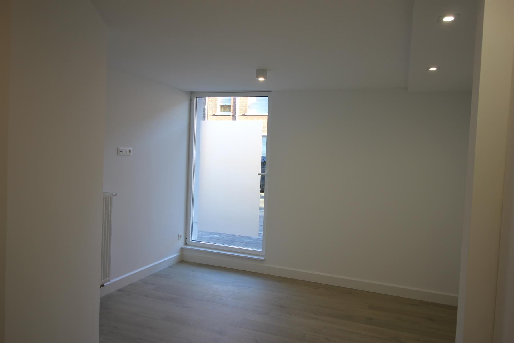 Prachtig gelijkvloersappartement met 2 slaapkamers en garage. foto 5
