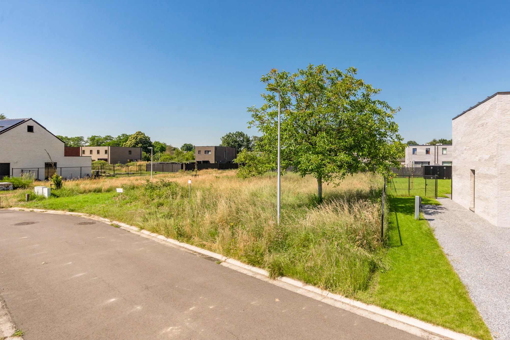 UNIEKE KANS! Deze knappe kavel van 4a 12ca, voor een half open woning, gelegen in Wijchmaal, Peer in een verkeersluwe nieuwbouwverkaveling , biedt een aantrekkelijke mix van rustige landelijke charme en moderne voorzieningen. Zeer gewilde locatie voor zij die opzoek zijn naar harmonie en een evenwichtige levensstijl!  foto 4