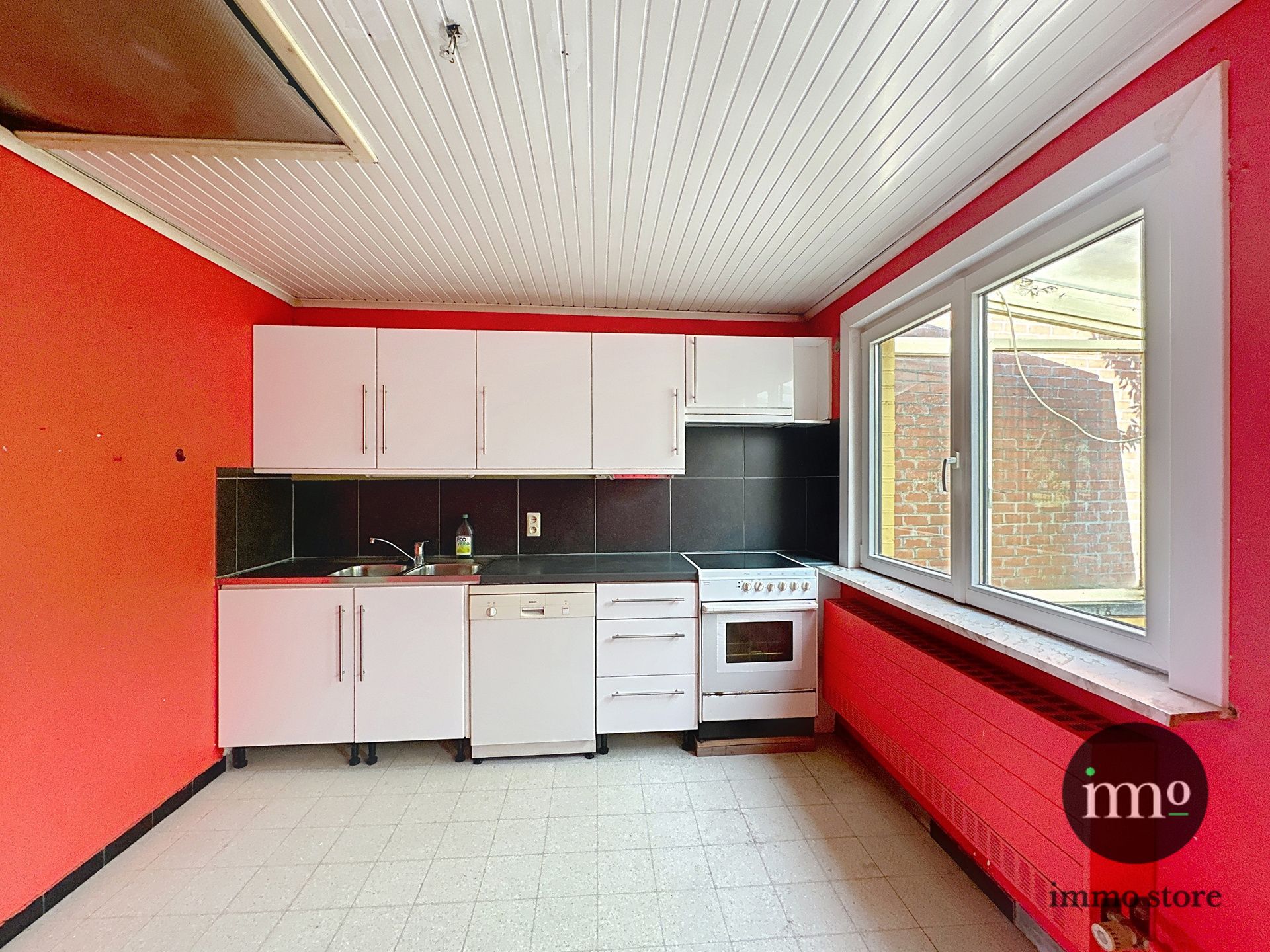 Deels te renoveren 3-gevel met mooie tuin en garage. foto 10