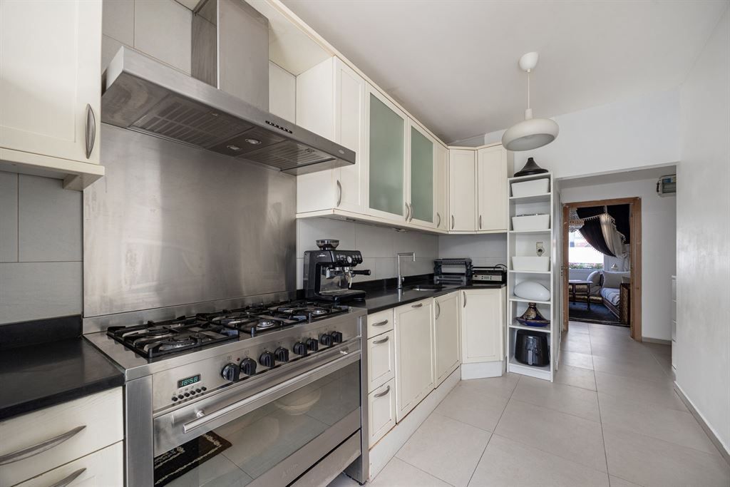 Ruime woning met 4 slaapkamers en stadskoer foto 10