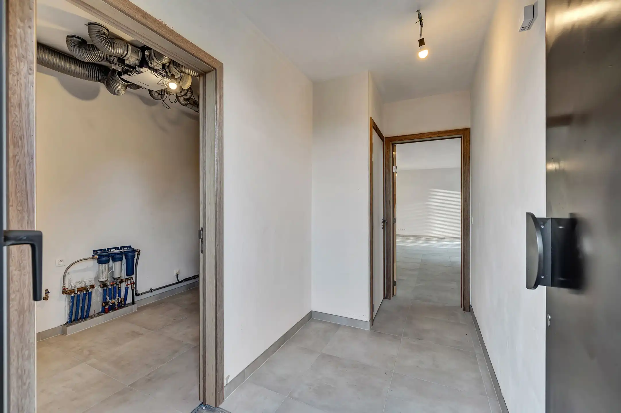 Prachtige half open nieuwbouwwoning in uniek woonerf foto 2