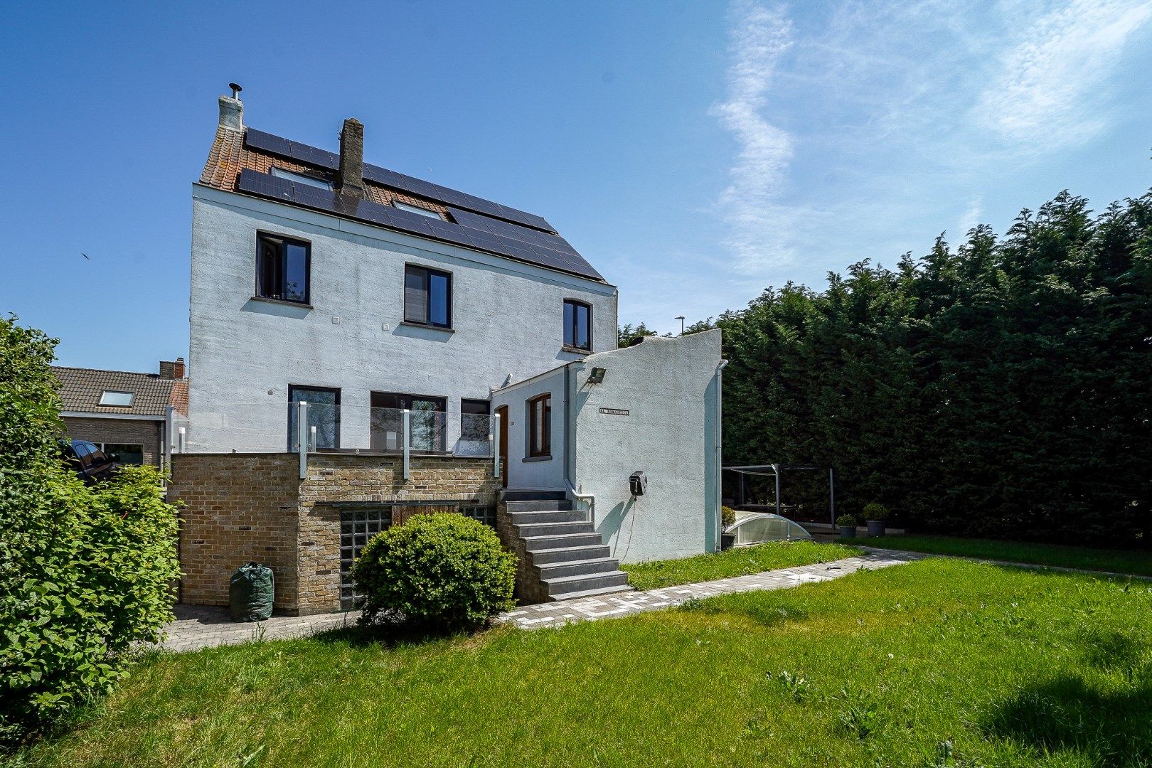 Unieke ruime woning langs het kanaal Plassendale - Nieuwpoort foto {{pictureIndex}}