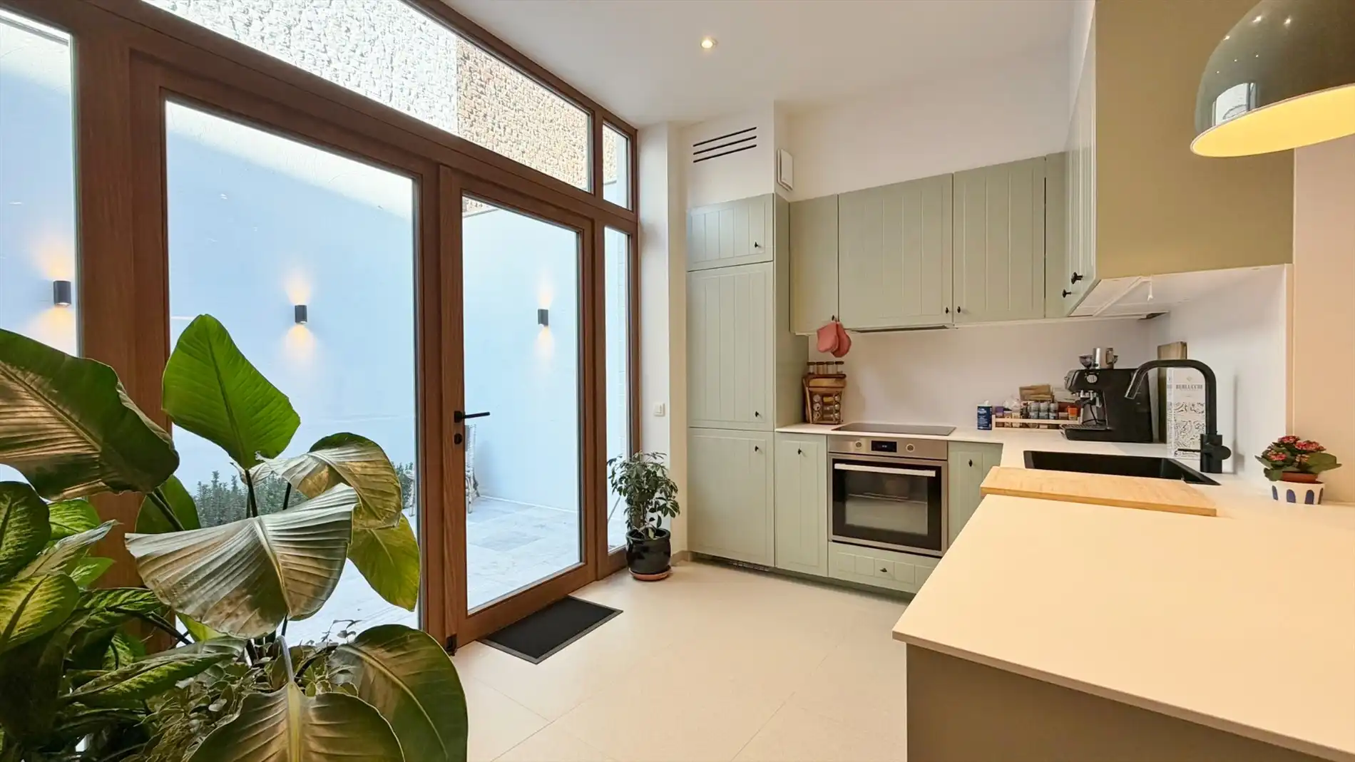Volledig vernieuwde en energiezuinige stadswoning met 2 terrassen in de stadskern. foto 5