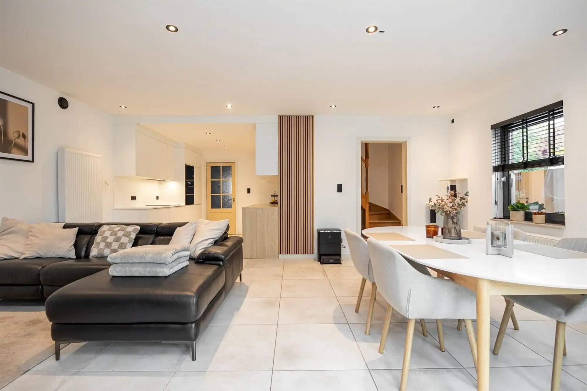 Ruime moderne woning met royale tuin  foto 5