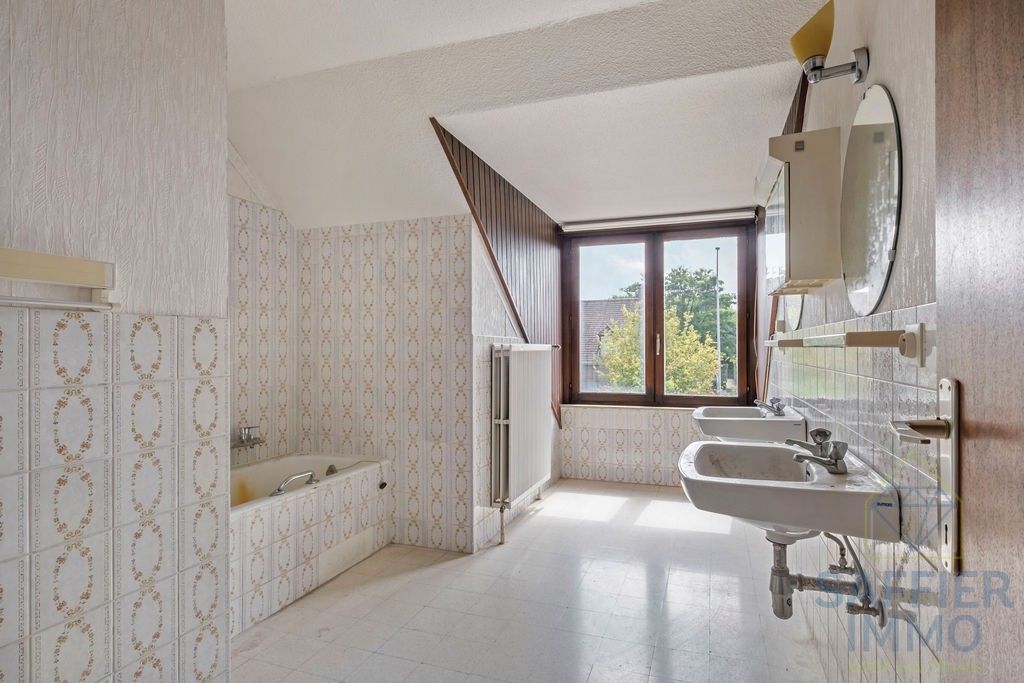 Ruime gezinswoning met zonnige tuin en 5 slaapkamers in hartje Izegem foto 30