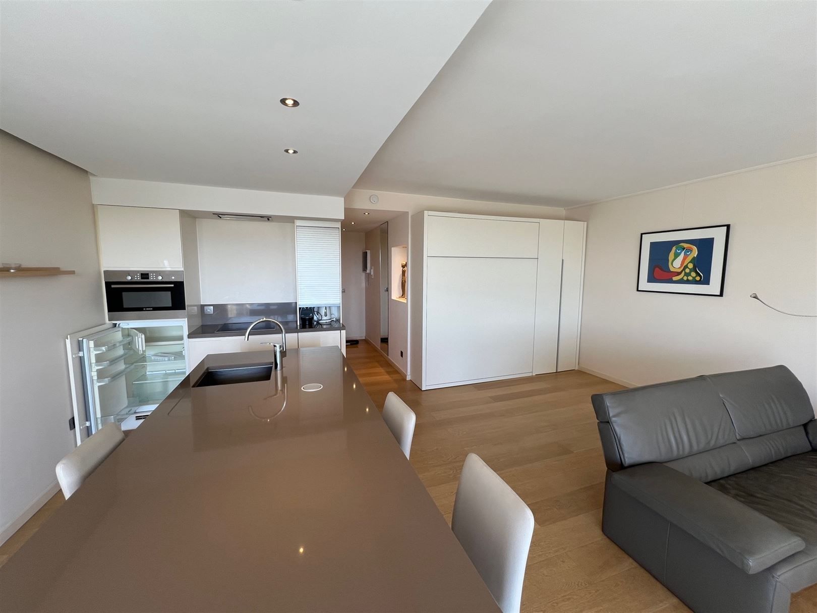 Supergrote gerenoveerde studio incl. parking met uniek uitzicht foto 13