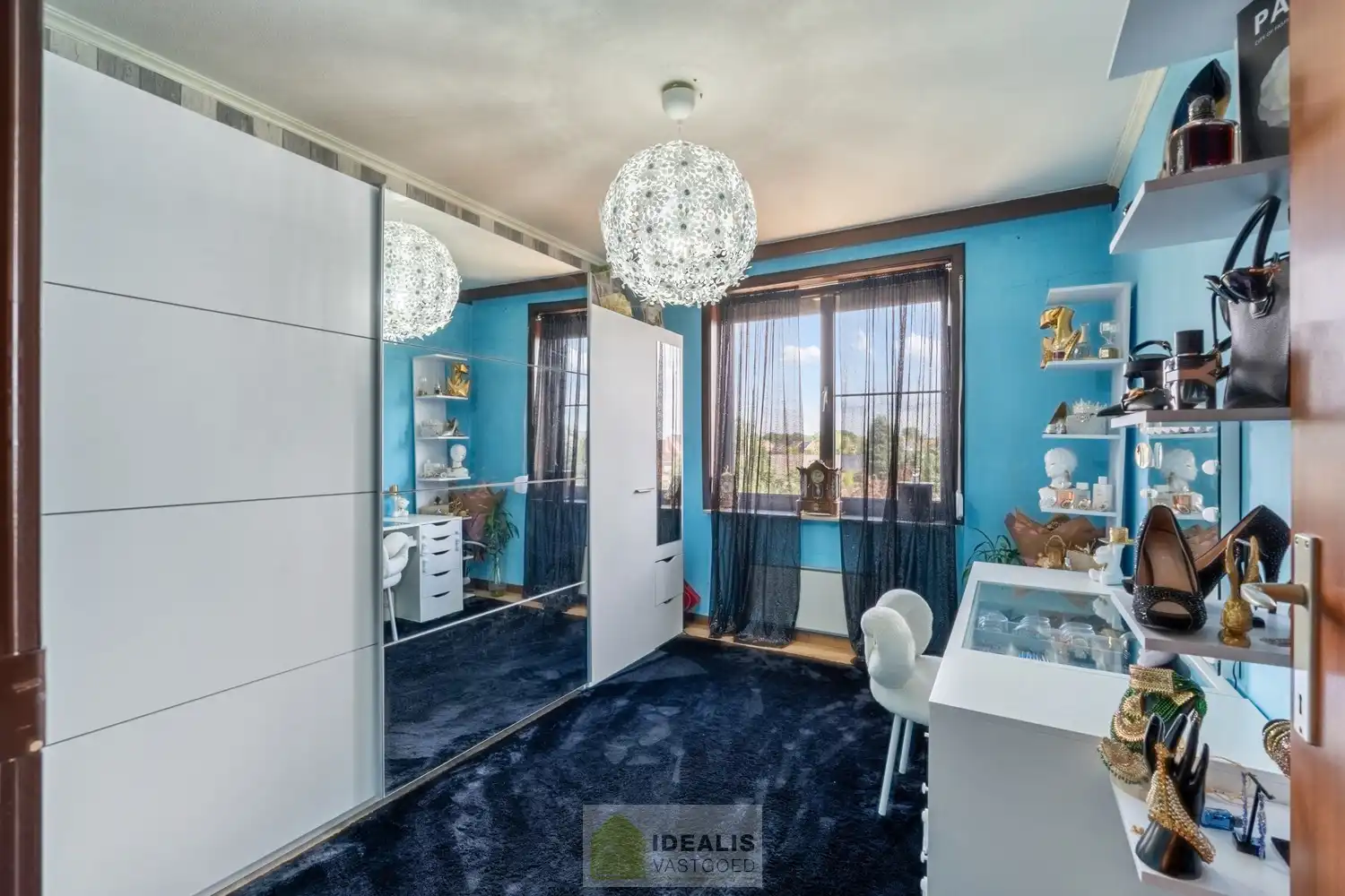 IDEALIS VASTGOED – CENTRAAL, DOCH ZEER RUSTIG GELEGEN 3-SLPKMR APPARTEMENT IN HET CENTRUM VAN HEPPEN (LEOPOLDSBURG)! – Correct onderhouden appartement van ca. 100m² op de tweede verdieping met een aangename leefruimte met aansluitend keuken, 3 slaapkamers, bergruimte en badkamer. Het appartement beschikt tevens over een privatieve kelder en aparte garagebox. Geschikt voor zij die zoeken naar betaalbaar wonen in het centrum van Heppen. foto 14
