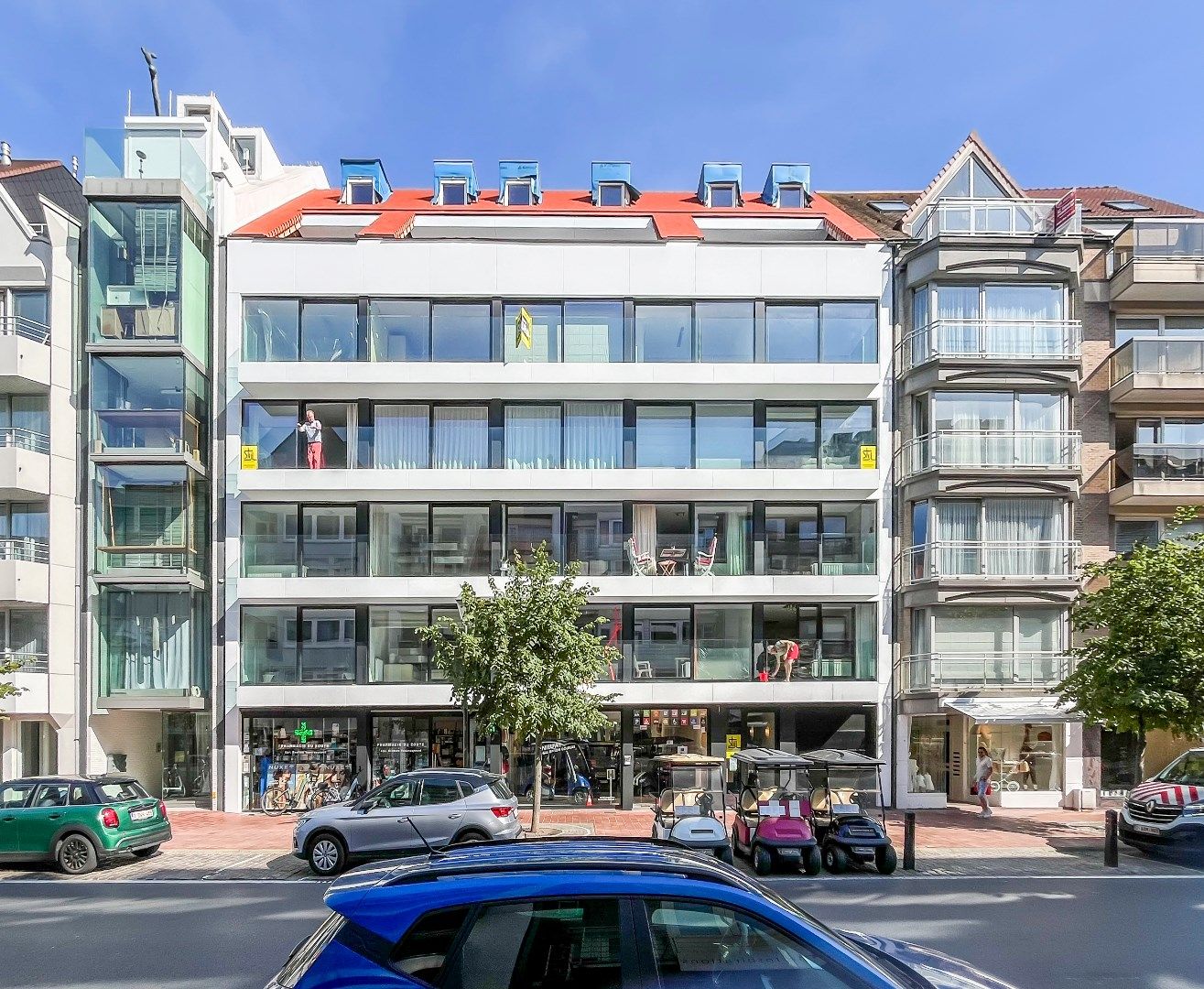 Zeer mooi vernieuwde, gemeubelde studio met prachtig zicht op het Driehoeksplein. foto 14