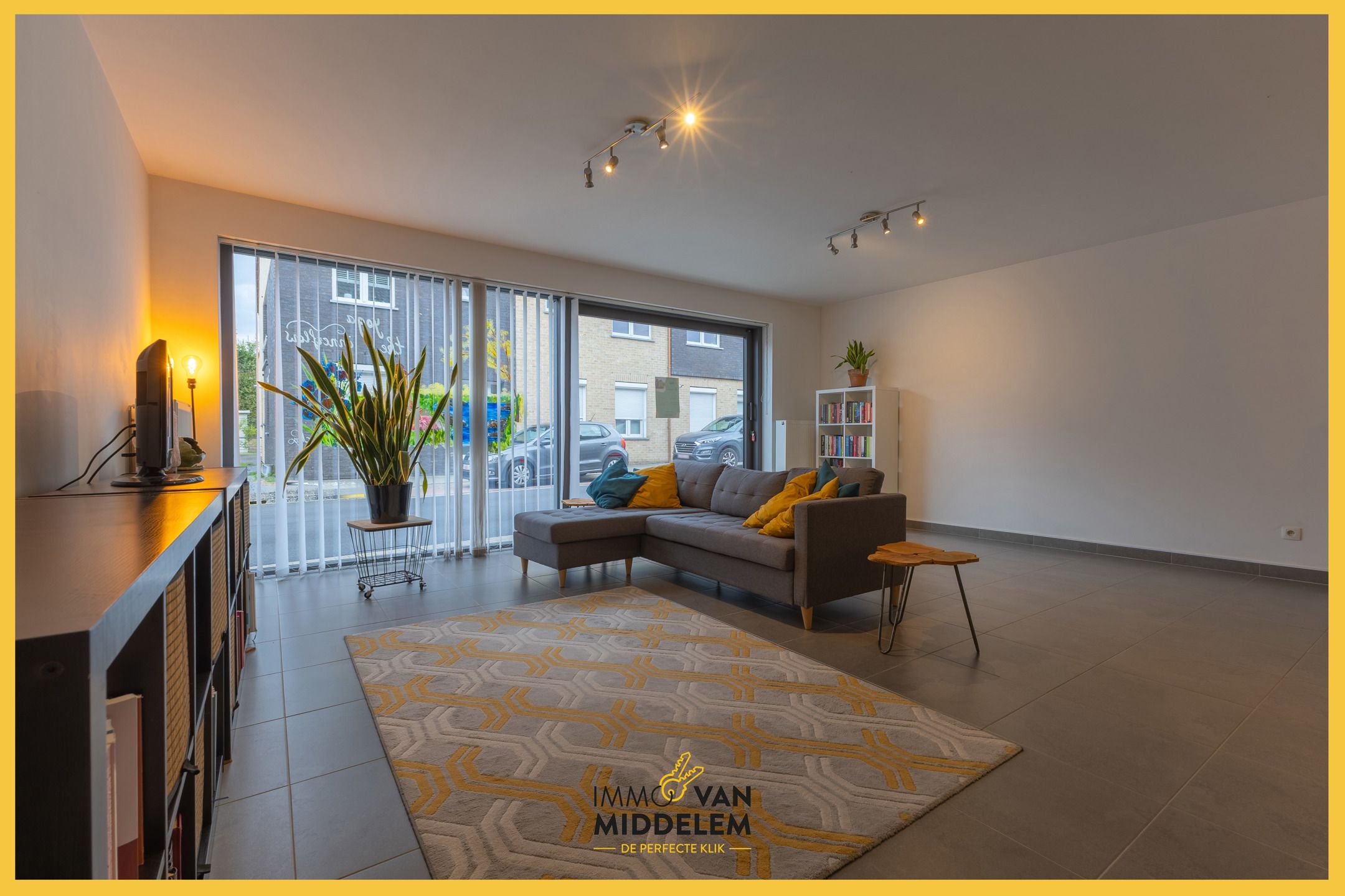INSTAPKLAAR GELIJKVLOERS 2-KAMER APPARTEMENT, CENTRUM ESSENE foto {{pictureIndex}}