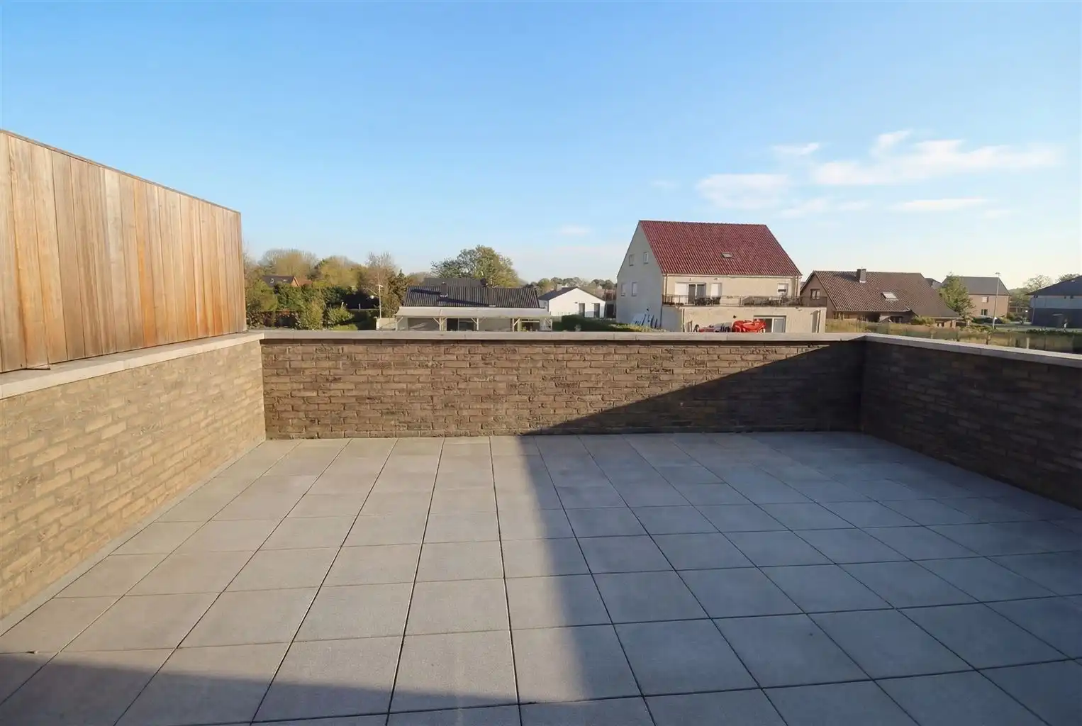 Duplex-appartement met 2 slaapkamers en bureau, terras, autostaanplaats en kelderberging. foto 6