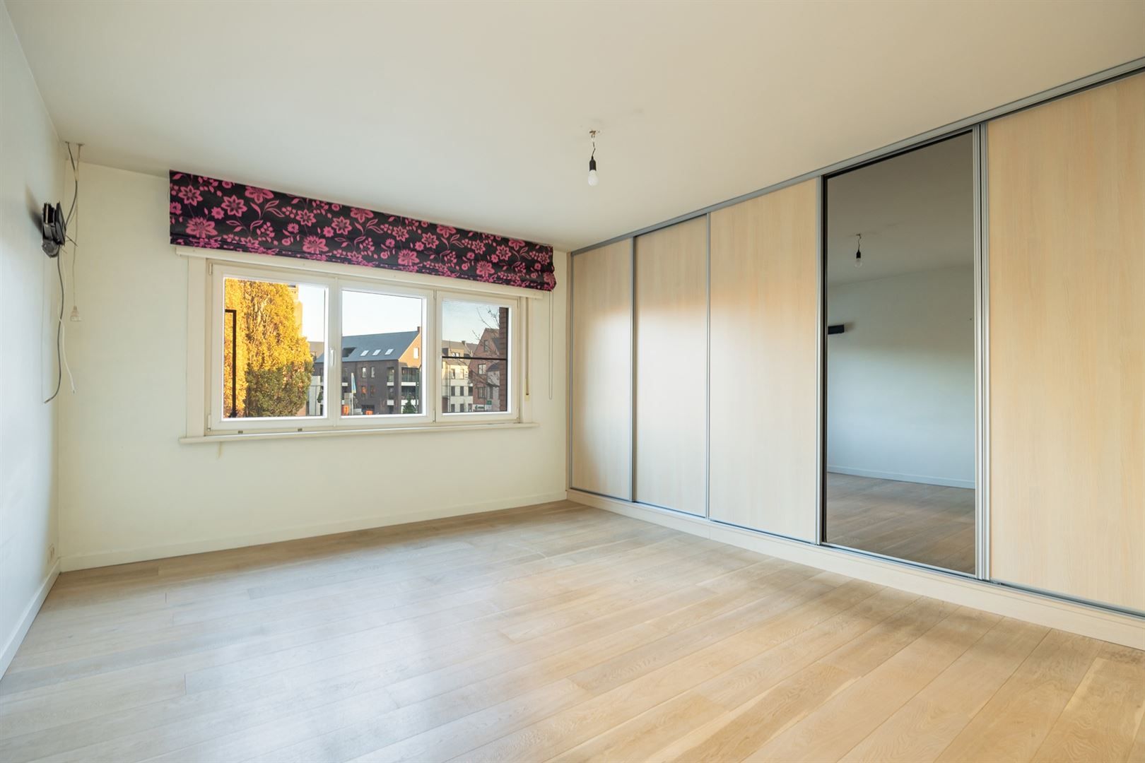 Hedendaagse commerciële ruimte met appartement foto 19