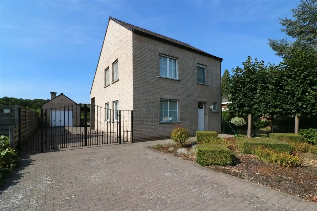 Gusting gelegen woning met 3 slp, garage en tuin foto {{pictureIndex}}