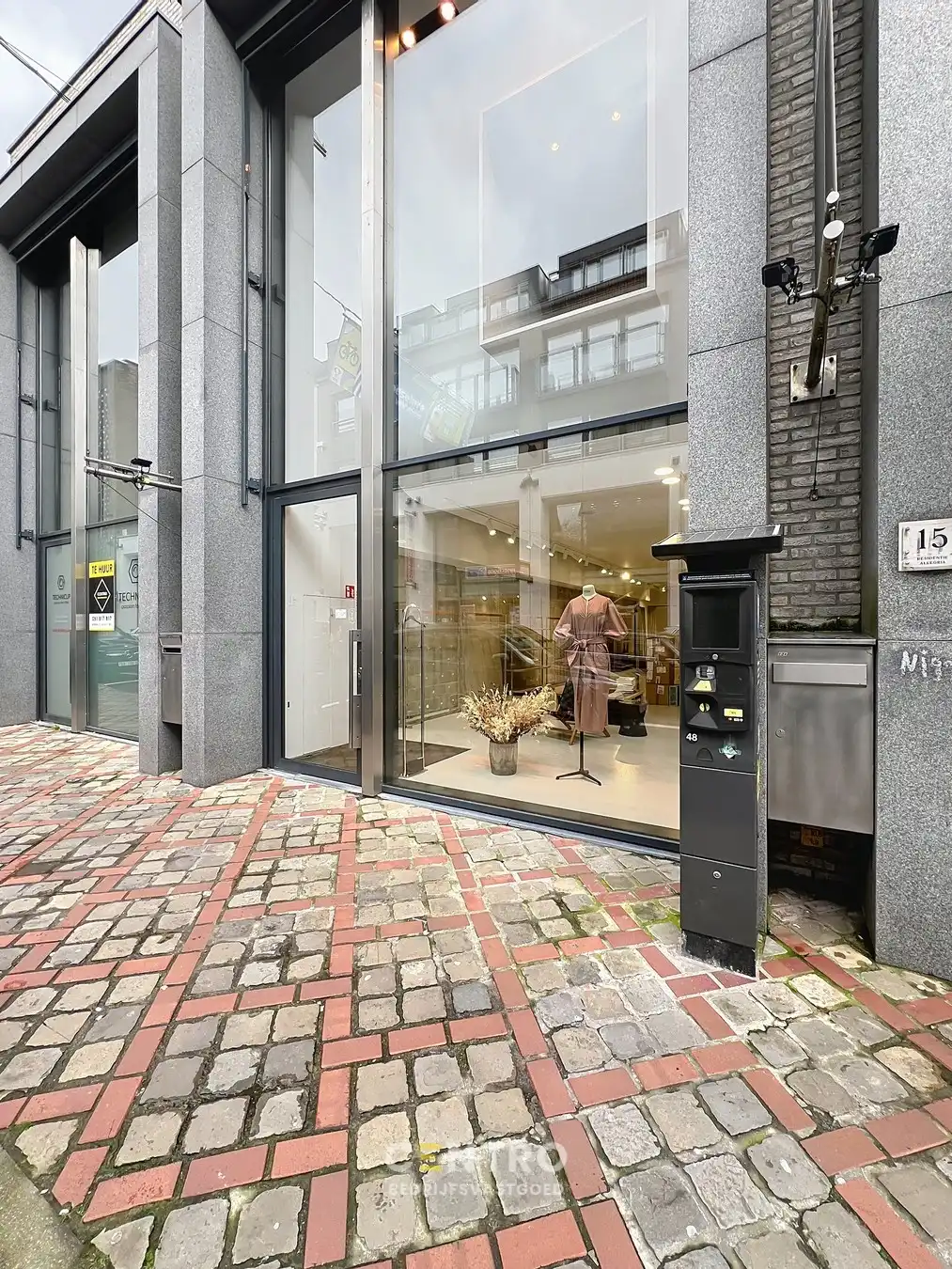 Energiezuinig WINKELPAND met industriële uitstraling in de Delaerestraat tussen stijlvolle handelszaken. foto 3