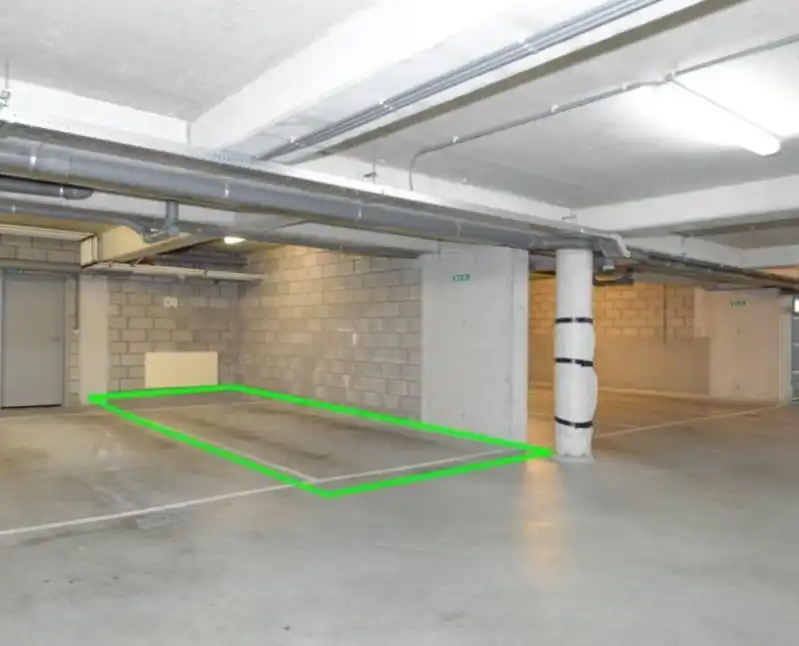 GELIJKVLOERS APPARTEMENT MET GARAGE foto 11