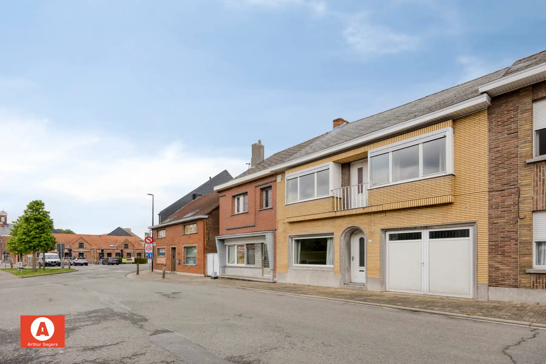 Hoofdfoto van de publicatie: Ruime te renoveren woning met 4 slaapkamers