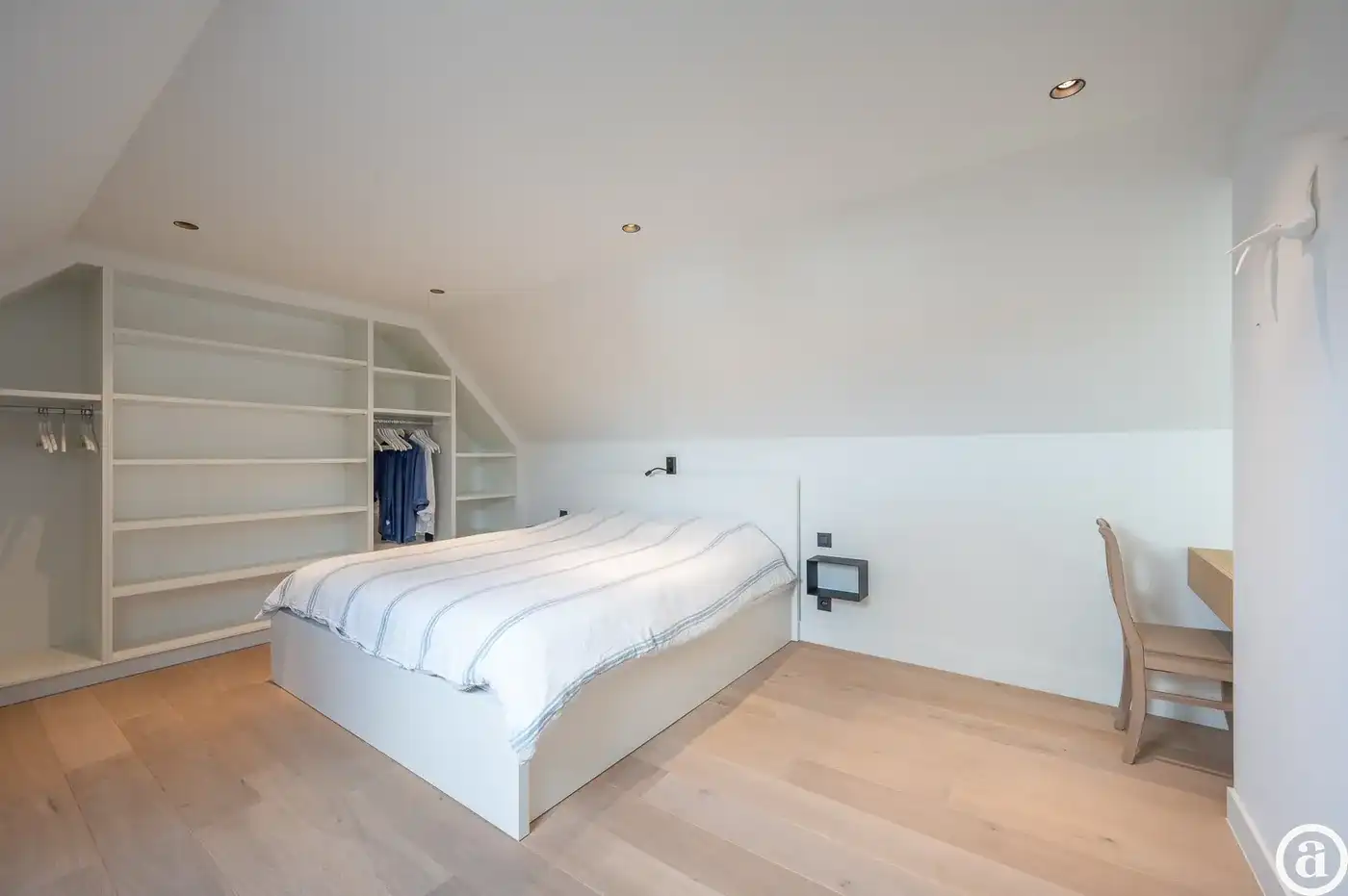 Ruime, recente hoekwoning gelegen vlakbij de groentenmarkt   foto 16