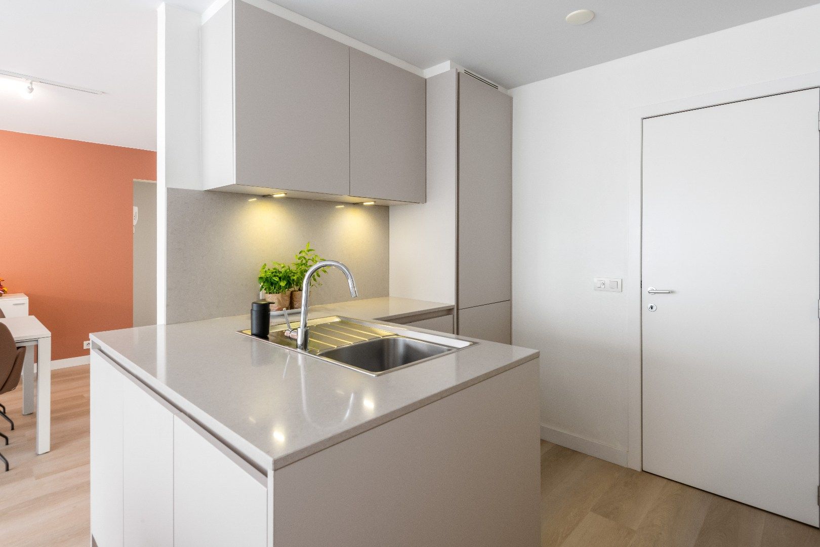 Instapklaar 3-slaapkamer appartement gelegen op de Paul Parmentierlaan vlakbij de winkels van de Lippenslaan. foto 11