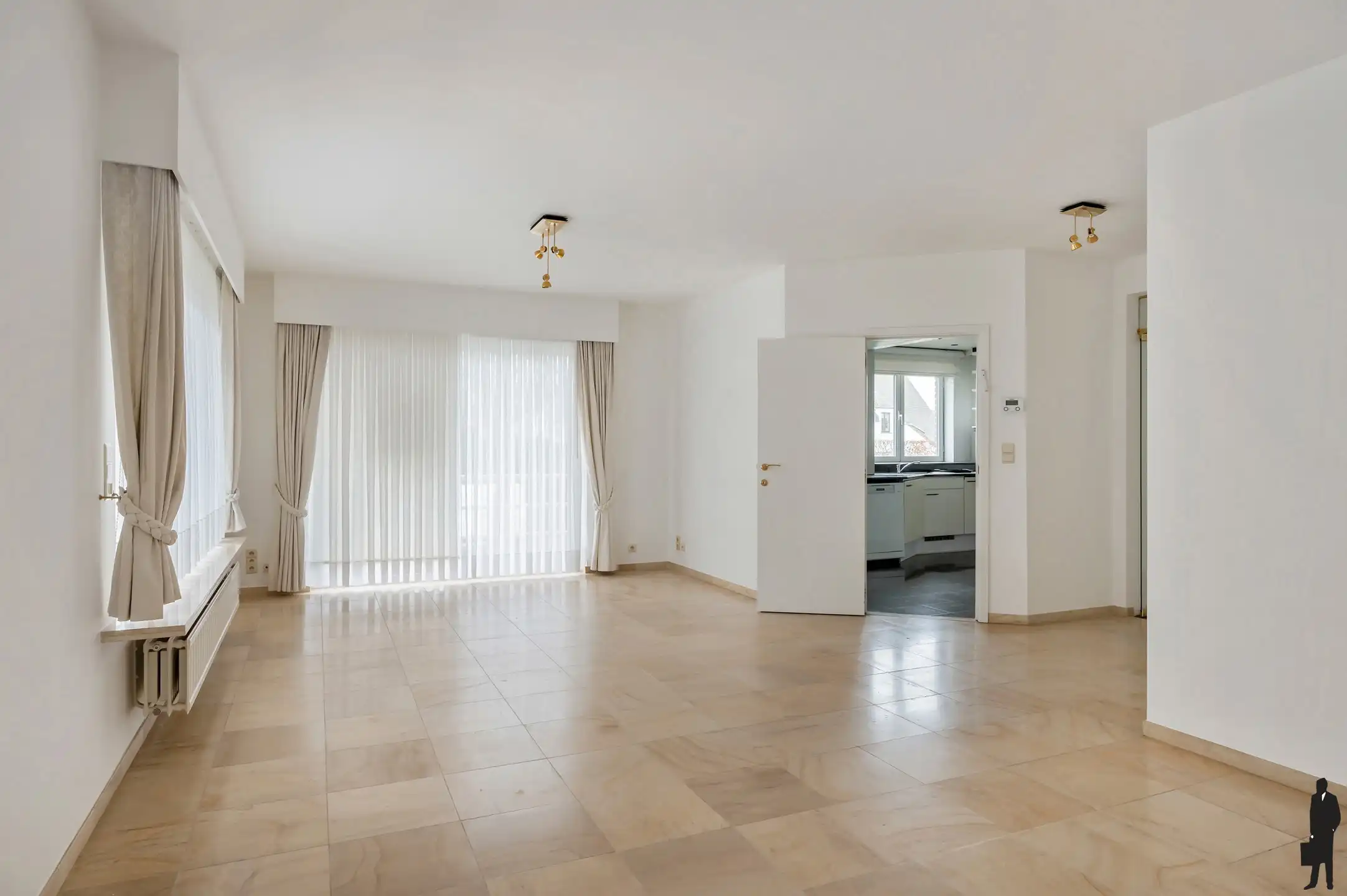 Ruim villa-appartement met 4 slaapkamers & garage foto 5