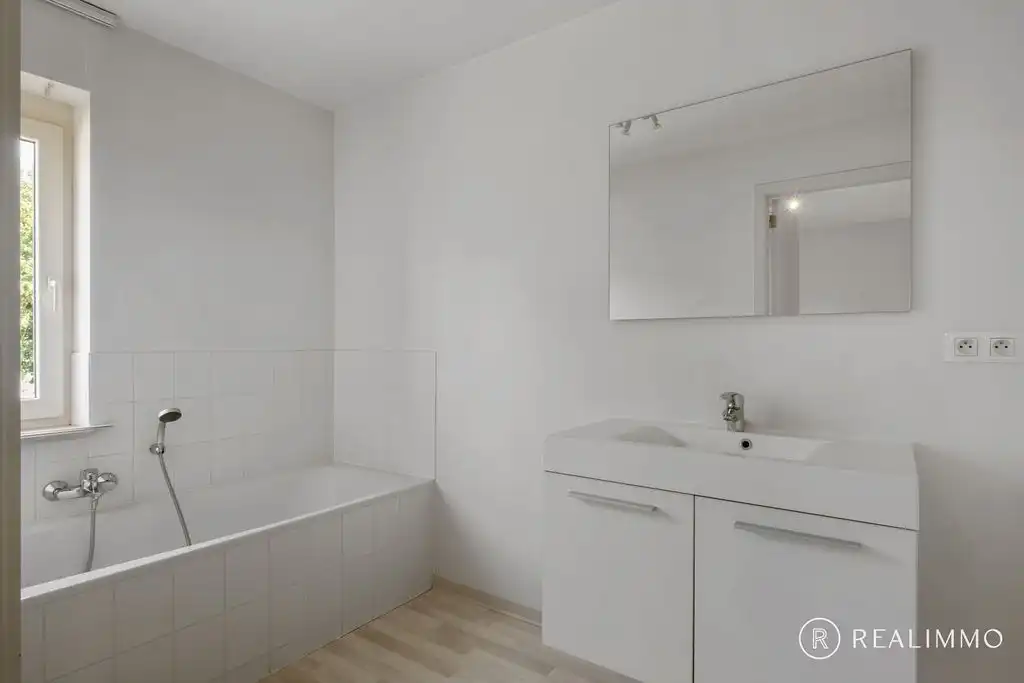 Recente halfopen bebouwing (2017) met tuin, terras en uitweg in rustige wijk foto 21