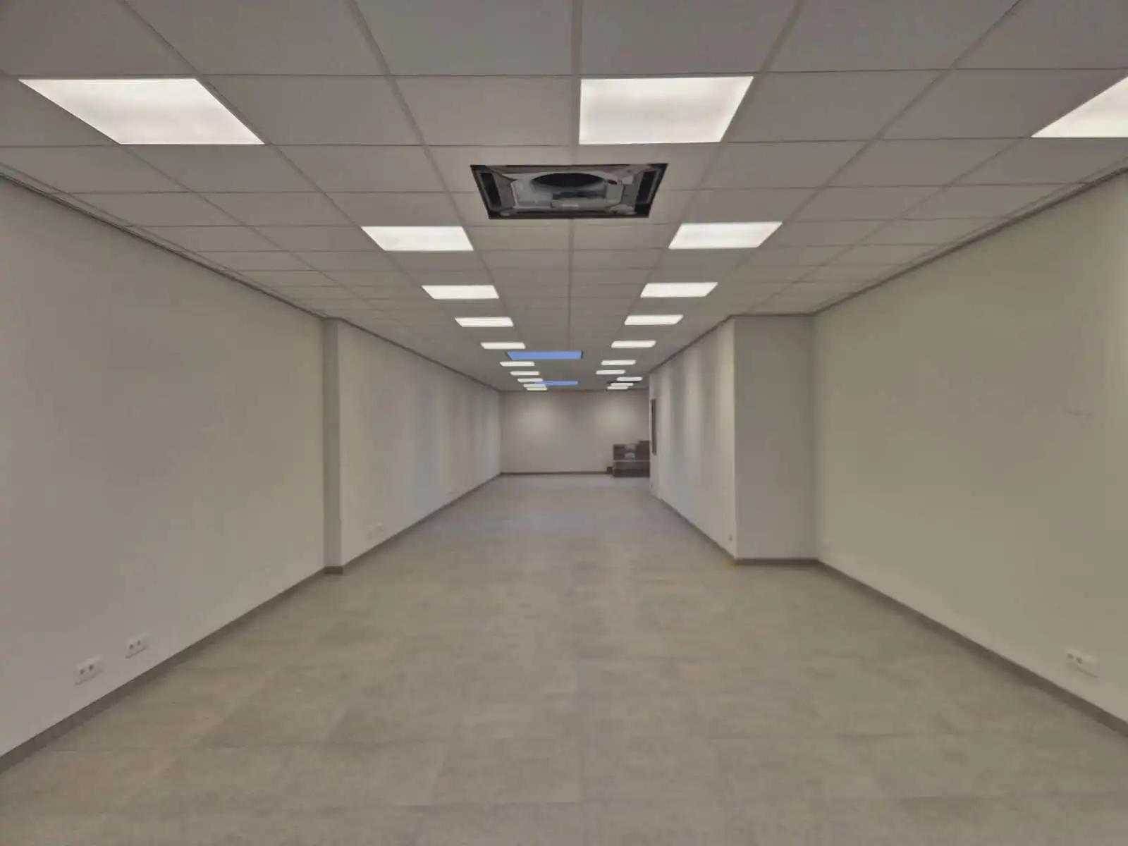 Nieuwbouw handelsgelijkvloers op het Dorp in Serskamp foto 2