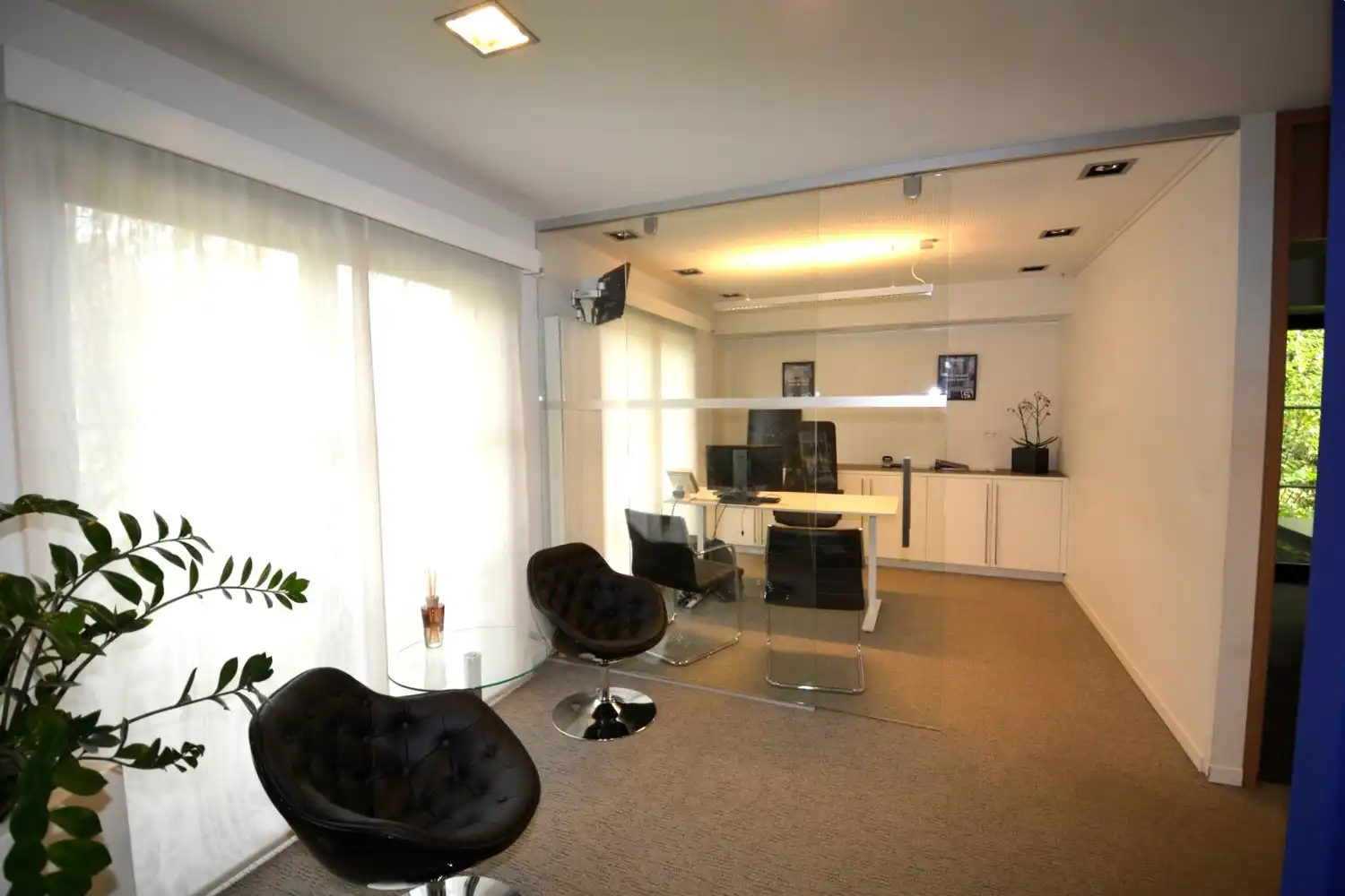 VERZORGD KANTOORGEBOUW MET PARKING! foto 11