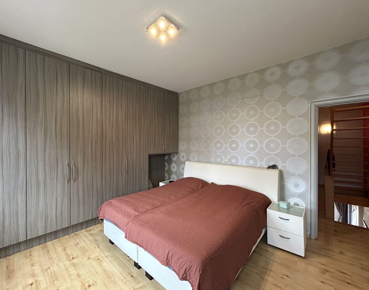 A must see - verrassend ruime woning met achteringang met privéparkeerplaatsen foto 9