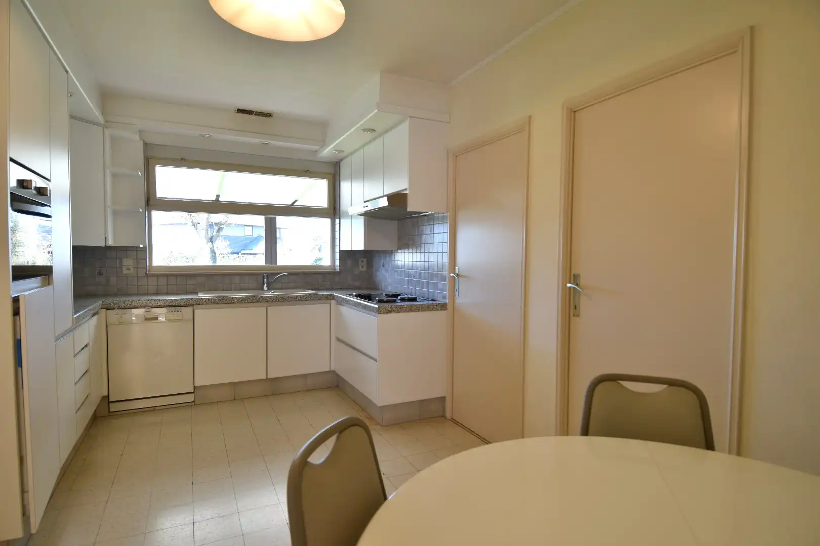 Gelijkvloerse woning met 3 slaapkamers en 2 garages te koop op een perceel van 1087 m² in Wevelgem foto 3