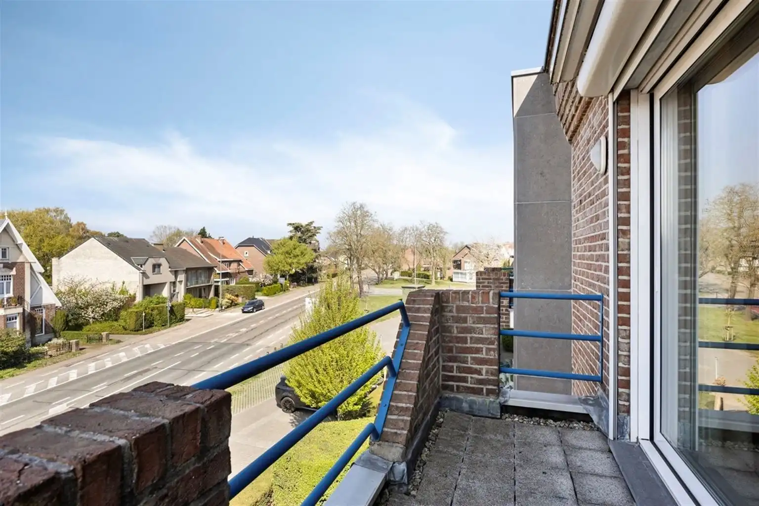 Prachtig, uitzonderlijk ruim appartement met 2 slaapkamers, 3 terrassen en een dubbele inpandige garagebox, gelegen nabij het centrum van Maaseik. foto 5