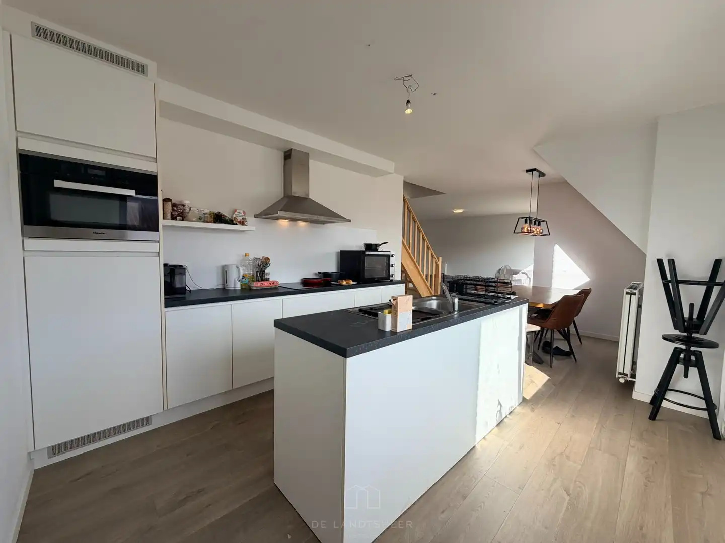 Ruim en lichtrijk duplexappartement van 129 m² met 2 slaapkamers en terras in Mariekerke foto 3