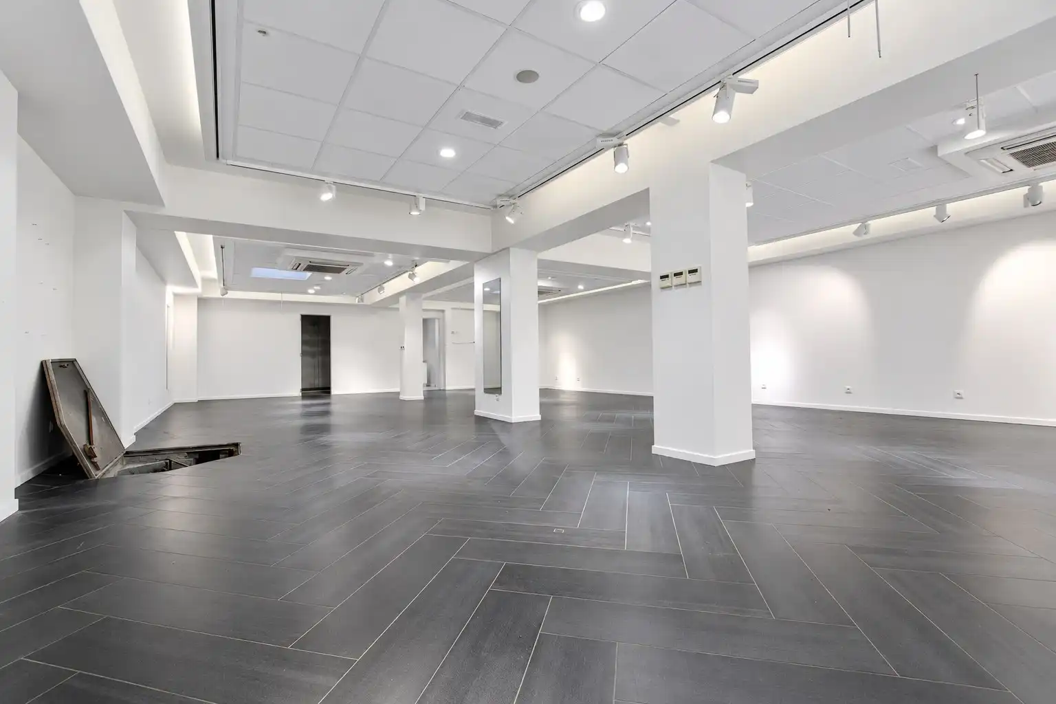 Breed instapklaar handelspand 320 te huur Knokke  foto 2