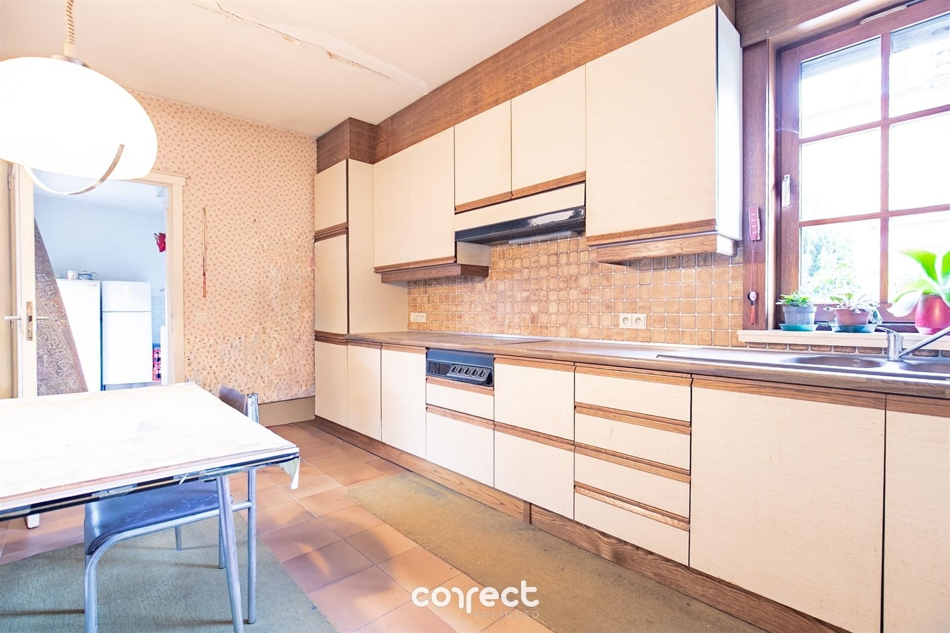 Centraal gelegen burgerwoning met garage, groot bijgebouw en ruime tuin. foto 6