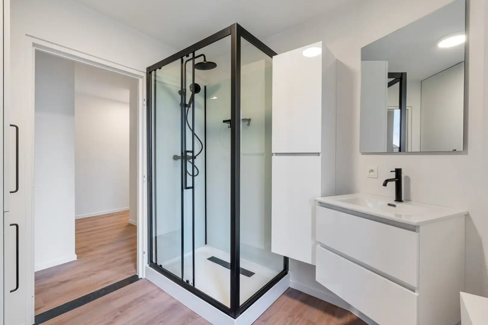 Stijlvol gerenoveerd appartement met moderne uitstraling in het centrum van Maaseik!  foto 17