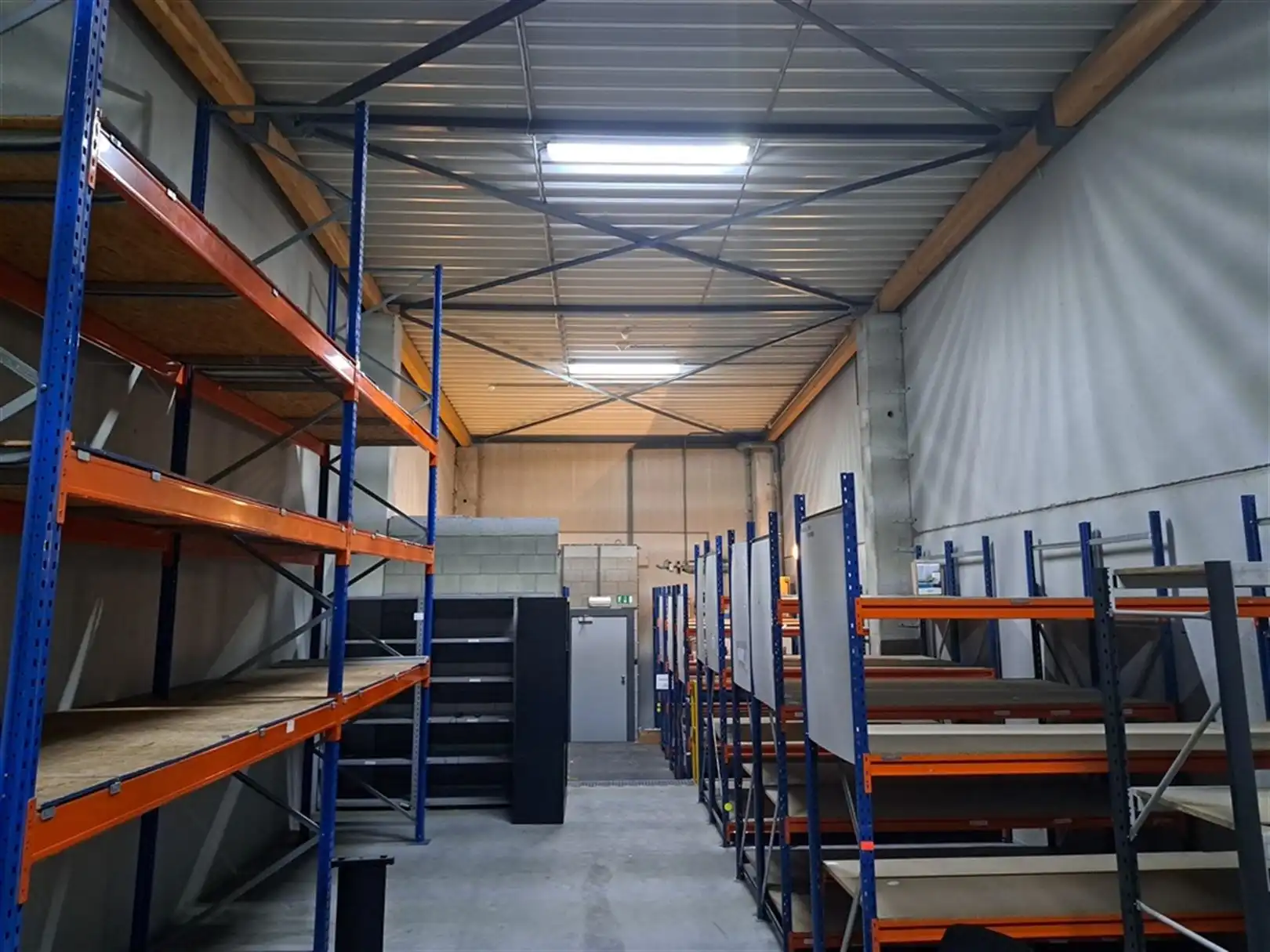 Industrieel gebouw met laadkades en privatief buitenterrein foto 7