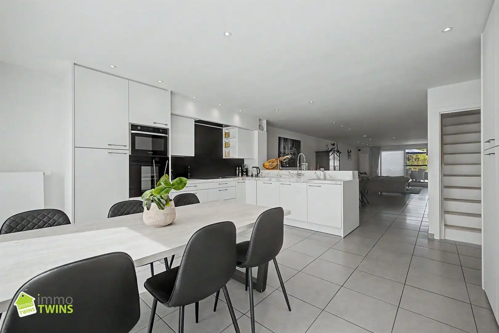 Prachtige instapklare woning met zeer ruime inpandige garage, aangelegde tuin met terras te Waasmunster foto 11